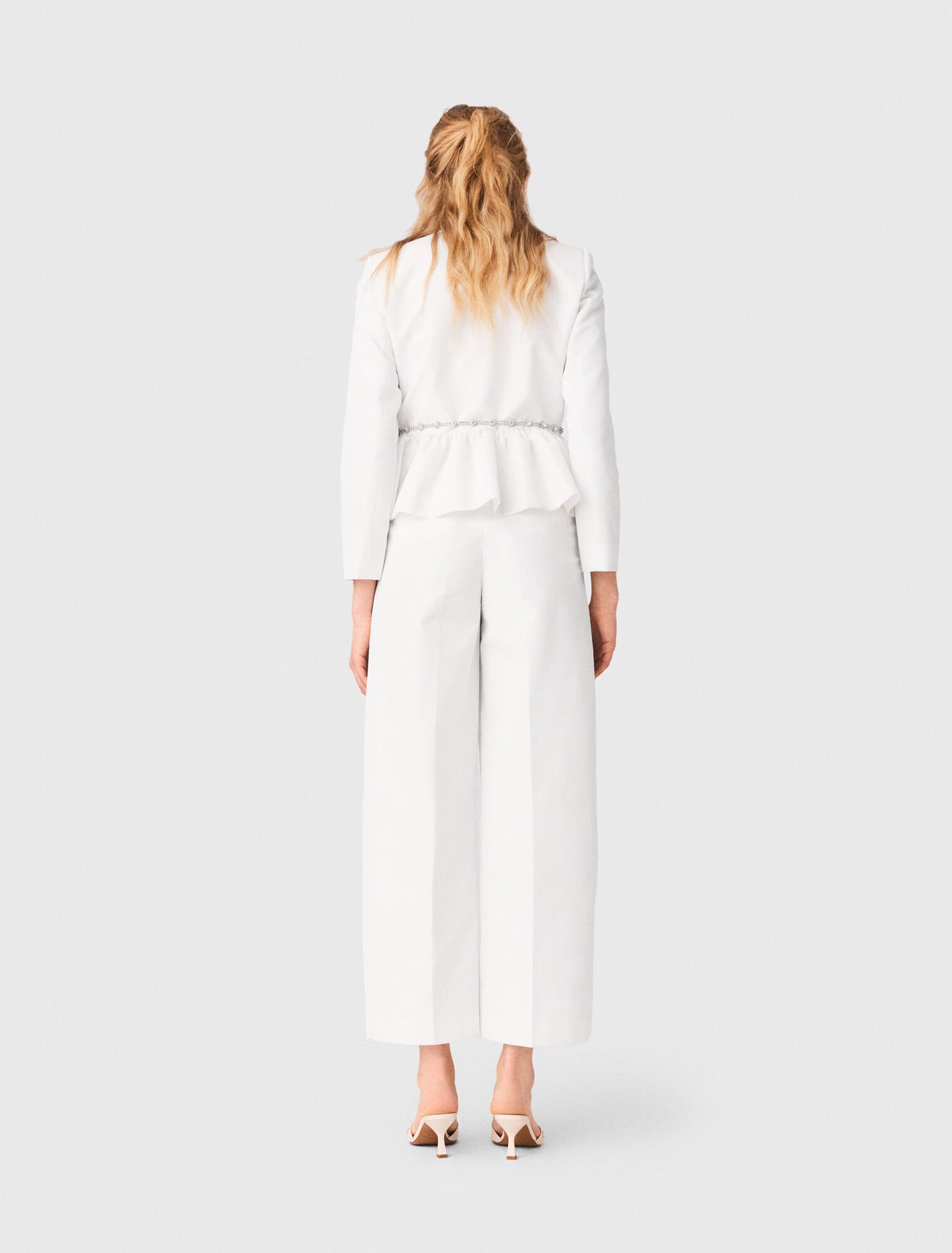 Veste courte et ceinture bijoux