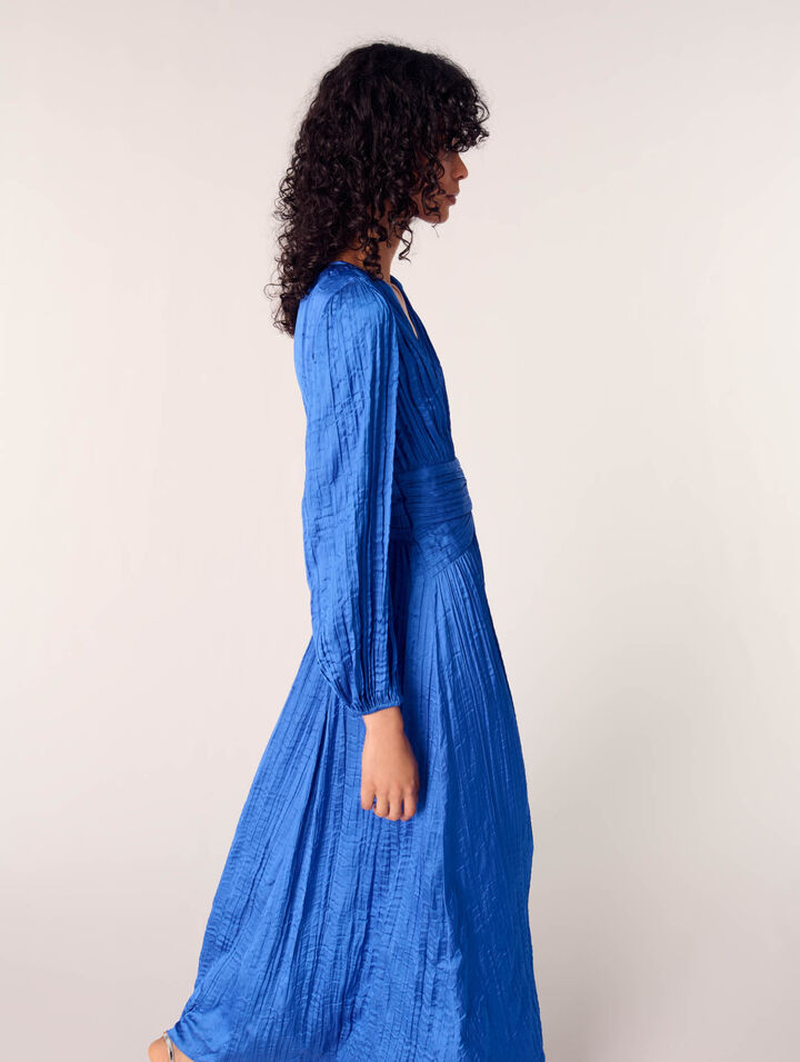 Robe longue satinée plissée