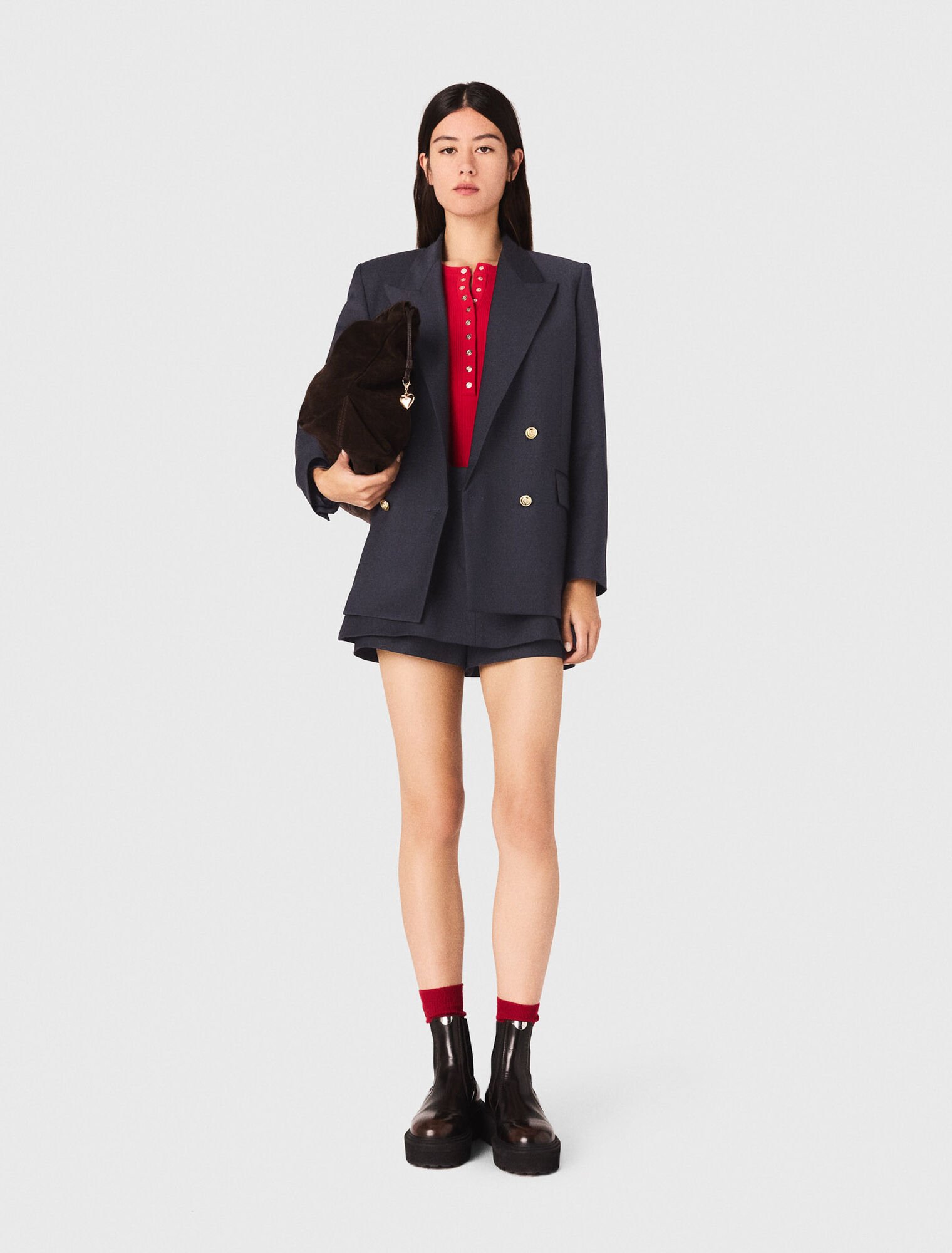 Veste tailleur à boutons dorés