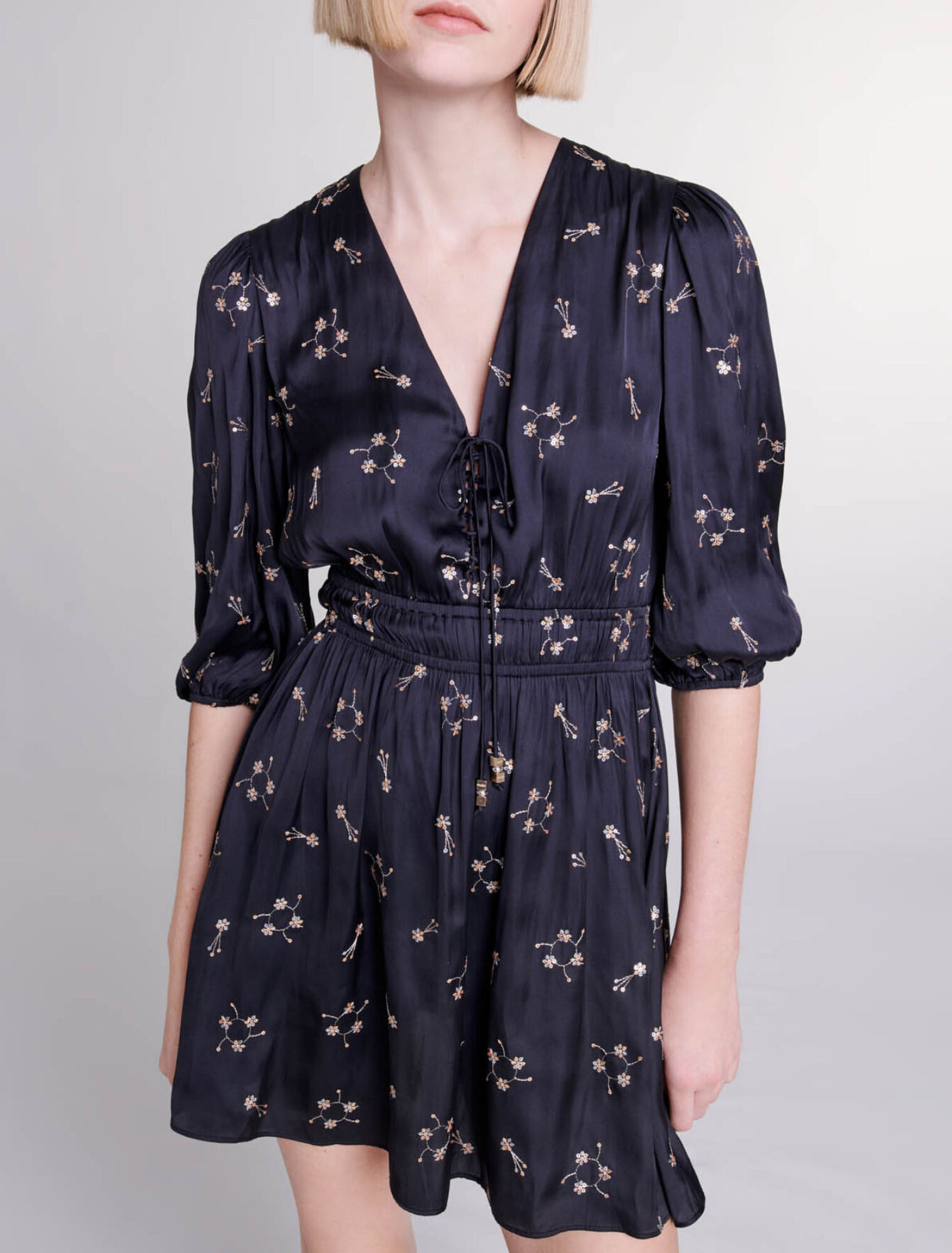 Robe courte brodée à sequins