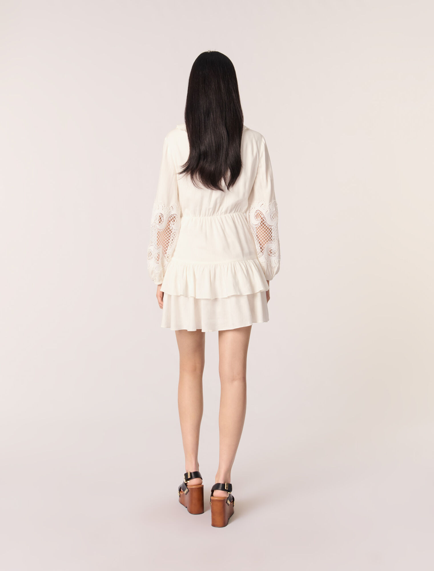 Robe à volants et manches brodées