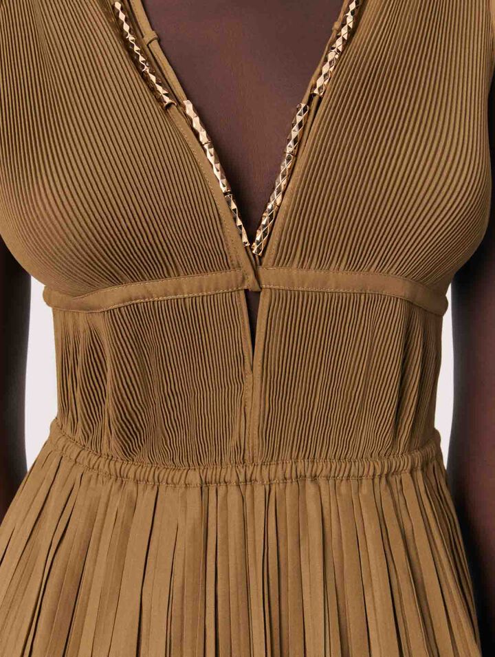 Robe plissée et décolleté bijoux