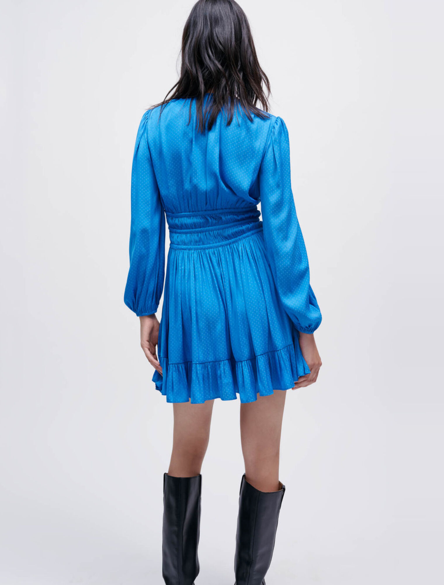 Robe en satin à volants