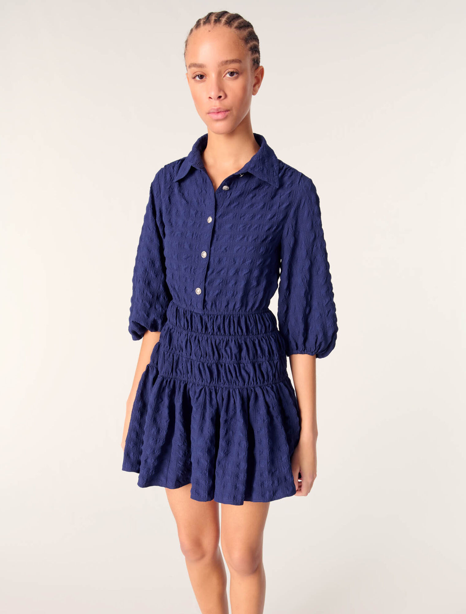 Robe courte plissée satinée 