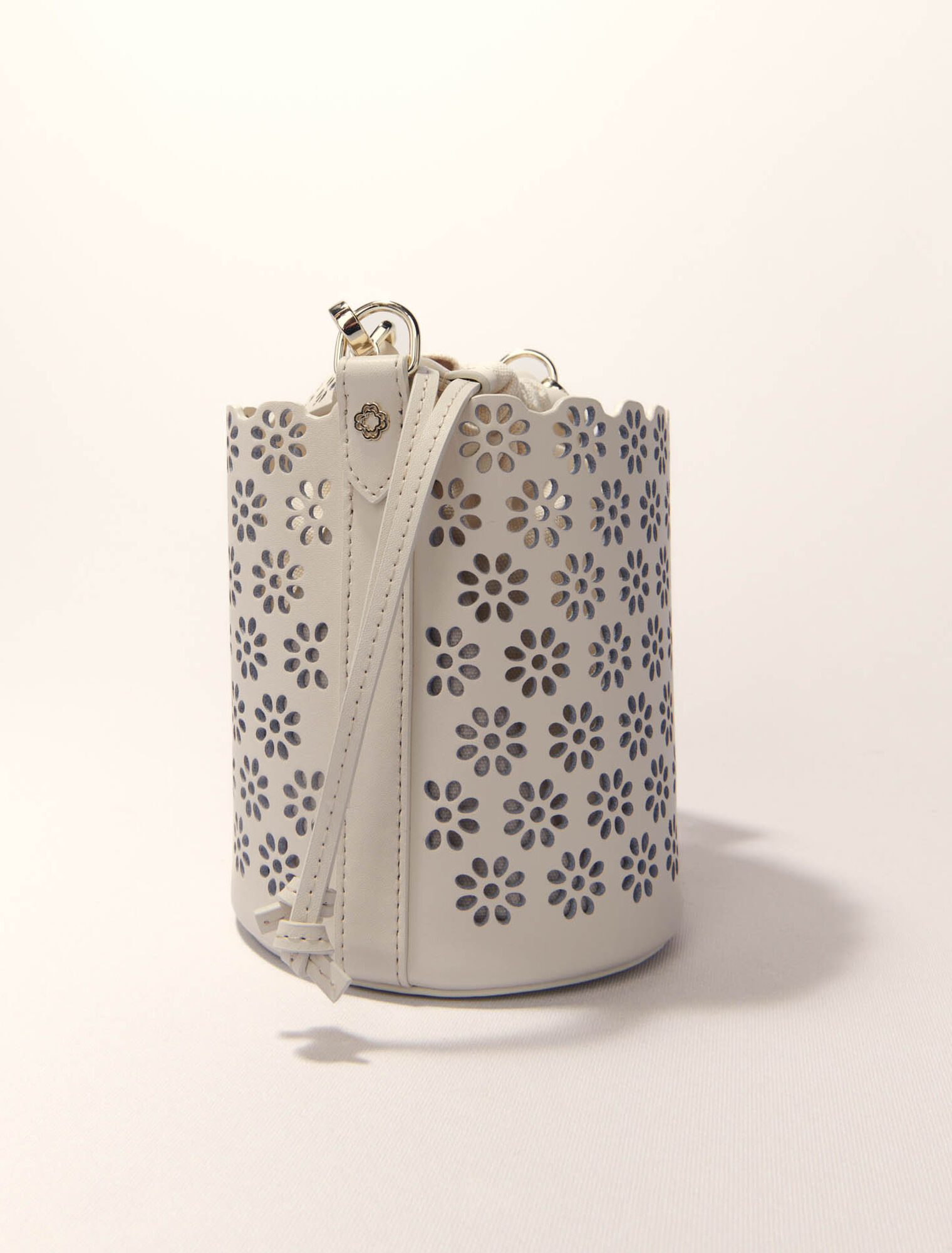Sac seau en cuir perforé