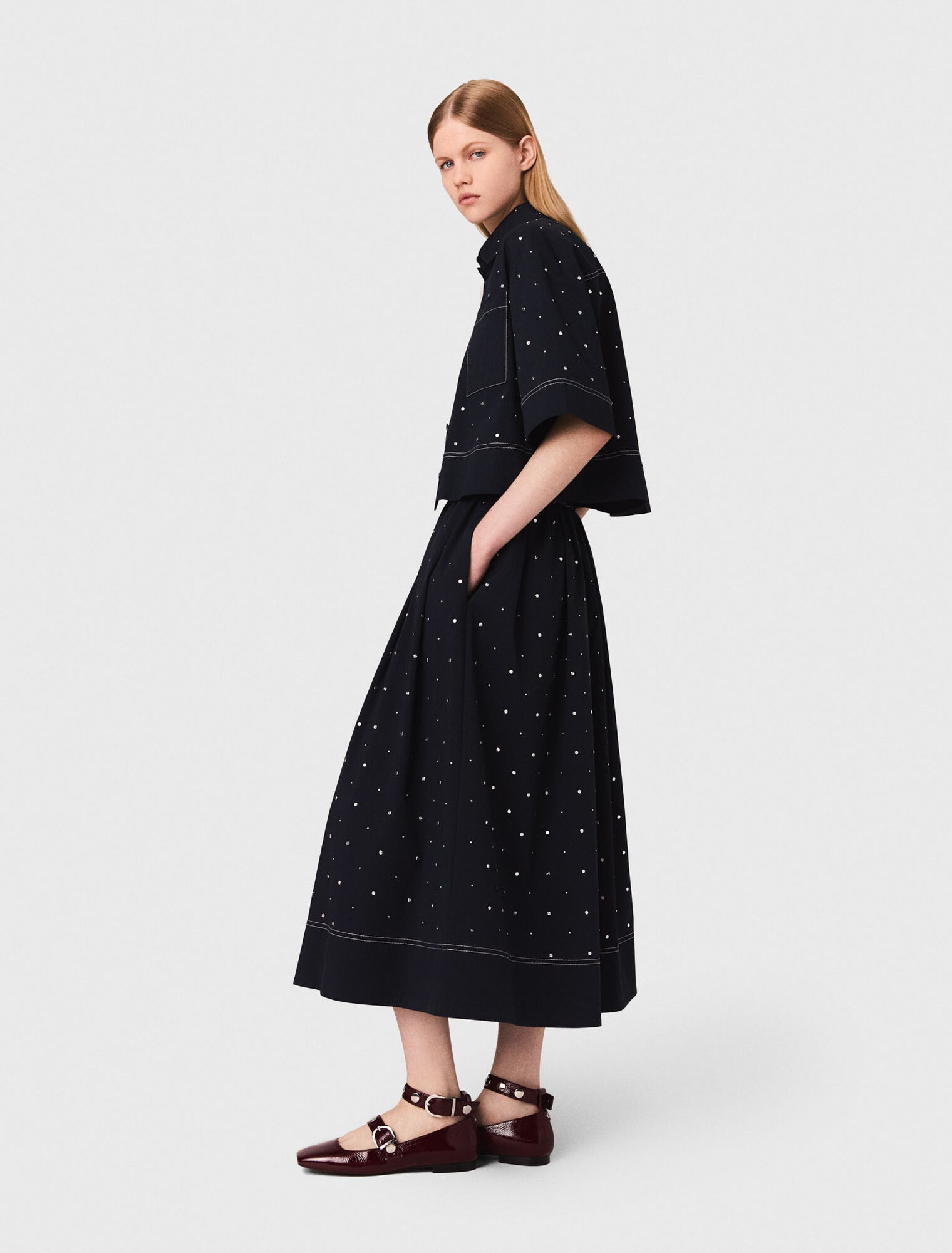 Chemise cropped ornée de clous