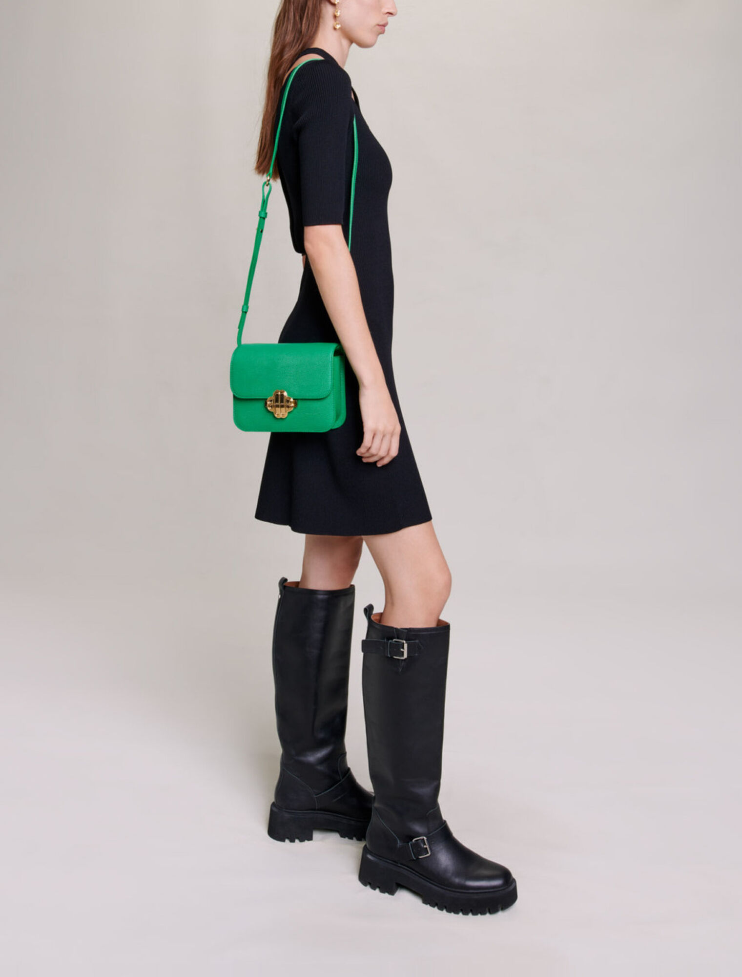 Robe en maille ouverte à l'épaule