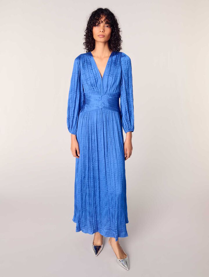 Robe longue satinée plissée