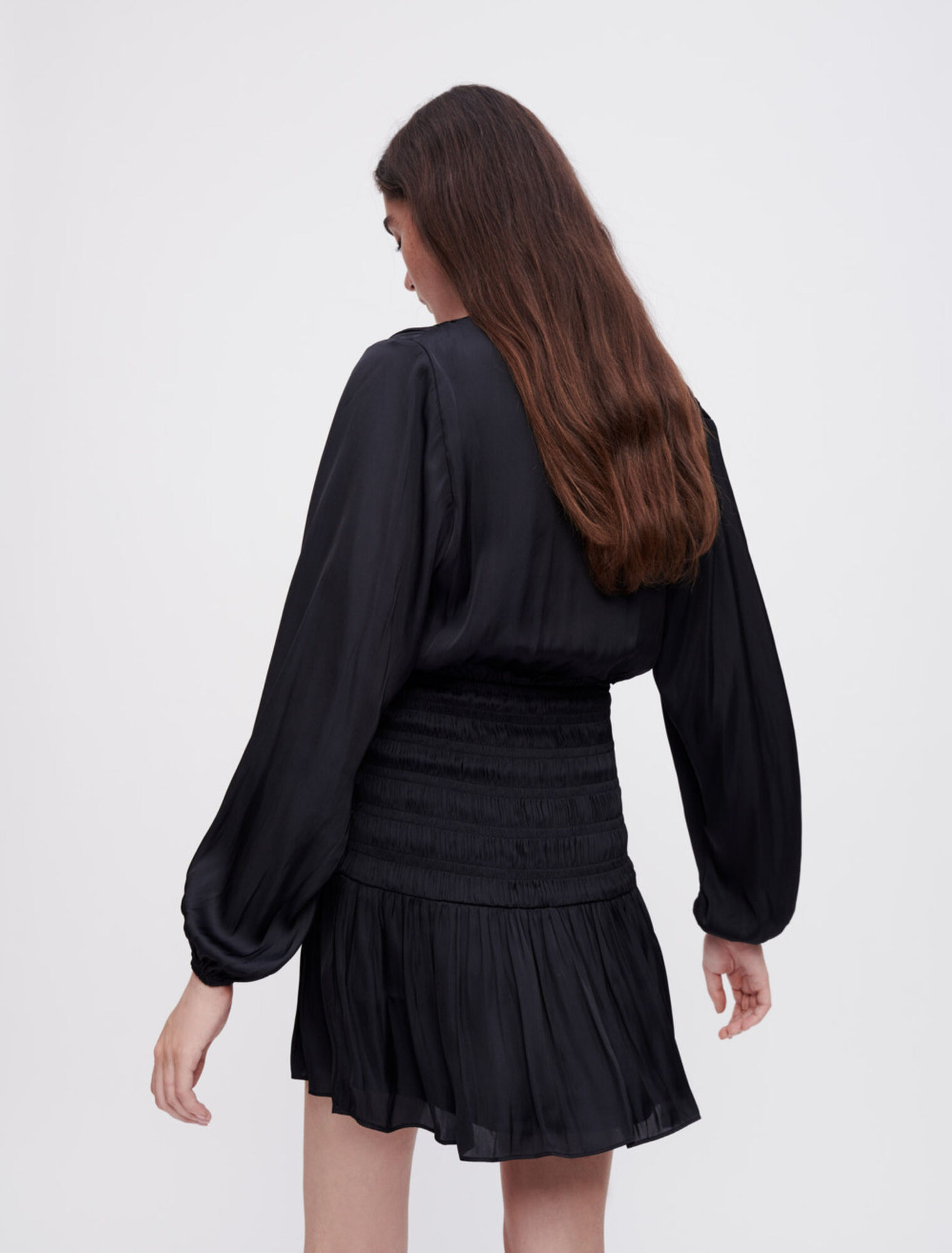 Robe en satin smockée