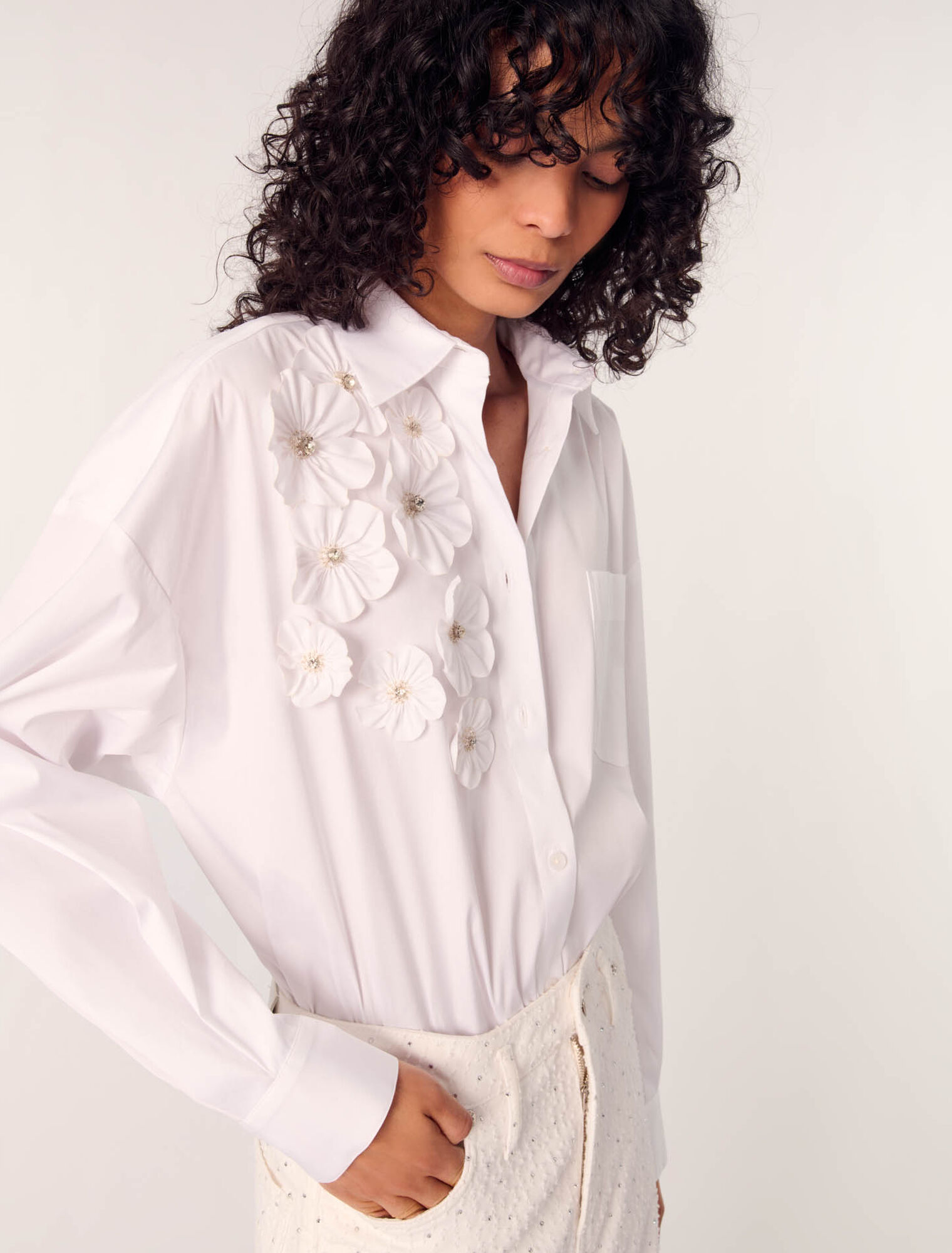 Chemise longue à fleurs brodées