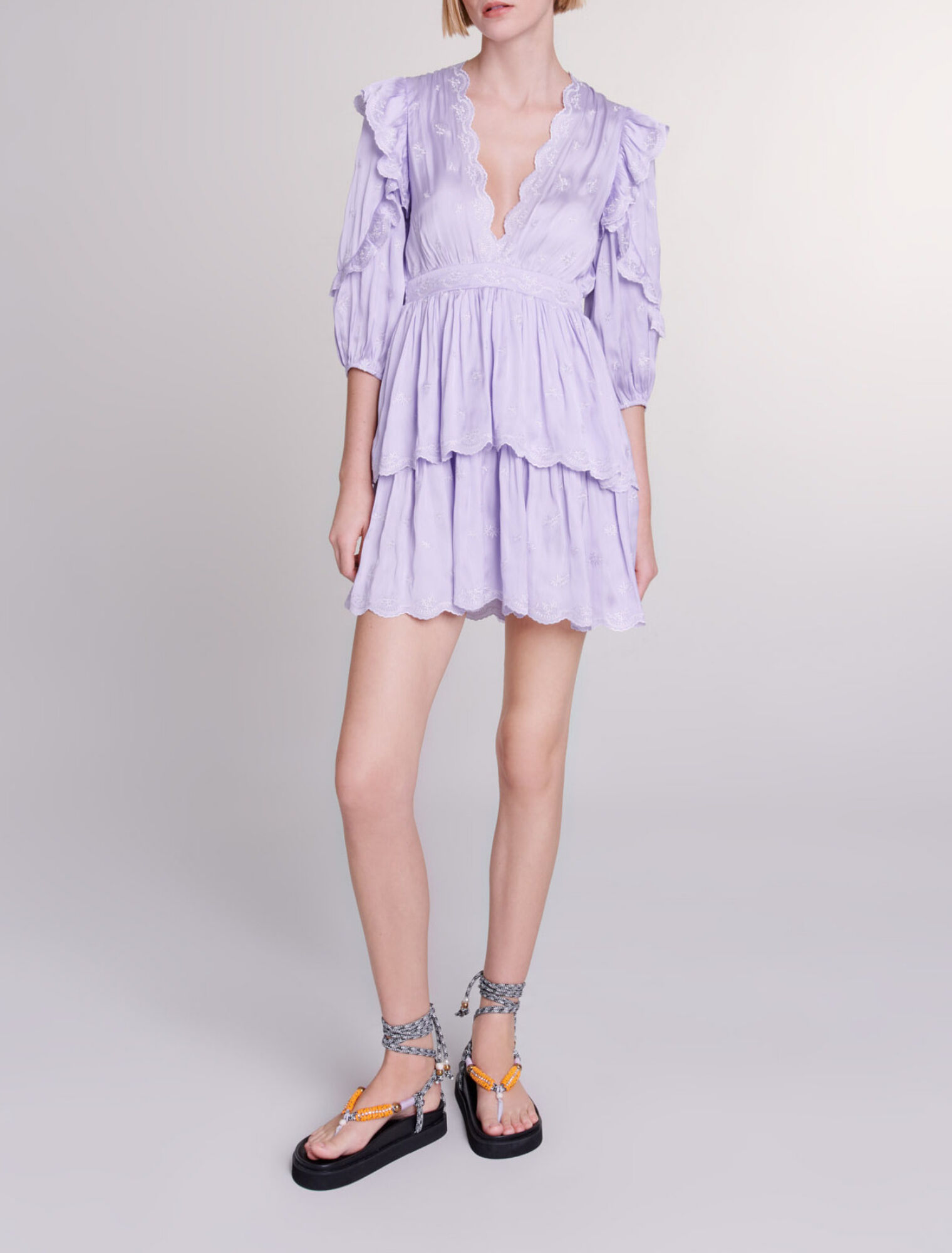 Robe courte satinée brodée