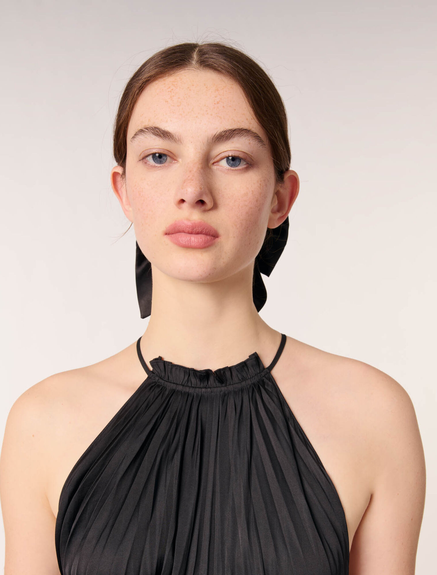 Robe longue satinée plissée