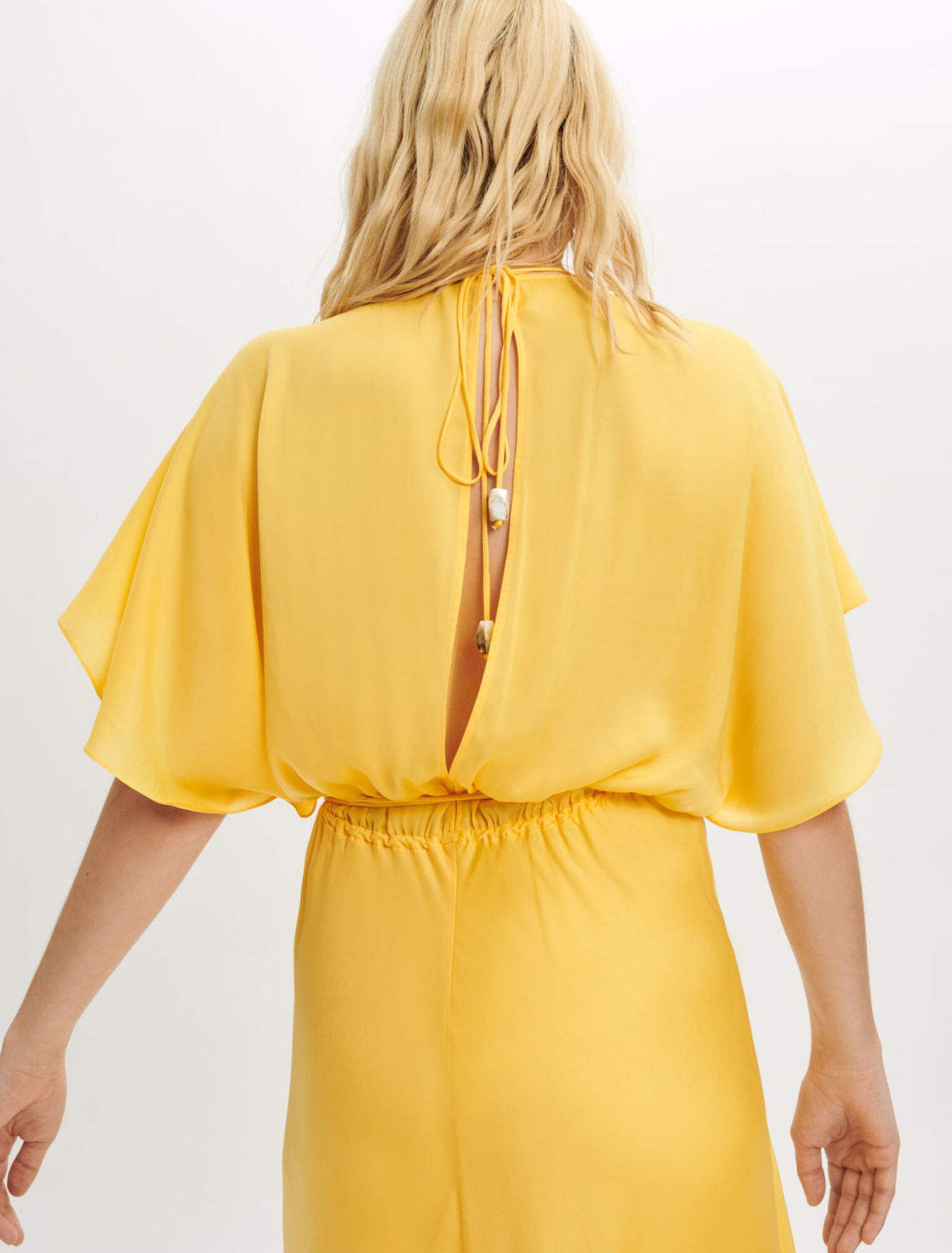 Robe foulard en satin et bijoux perles