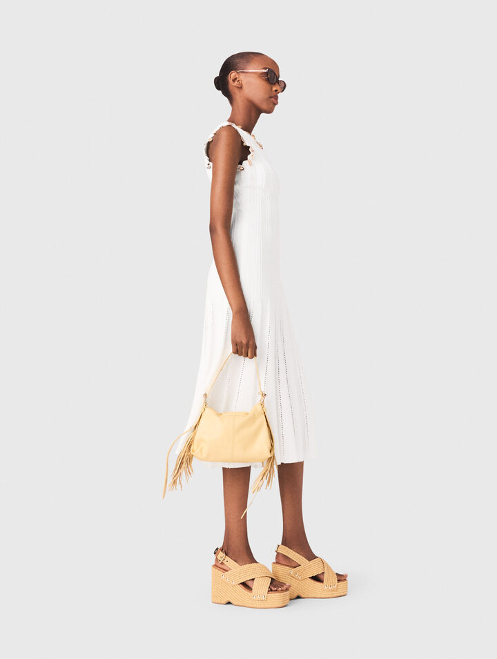 Robe en maille avec bijoux dor&eacute;s