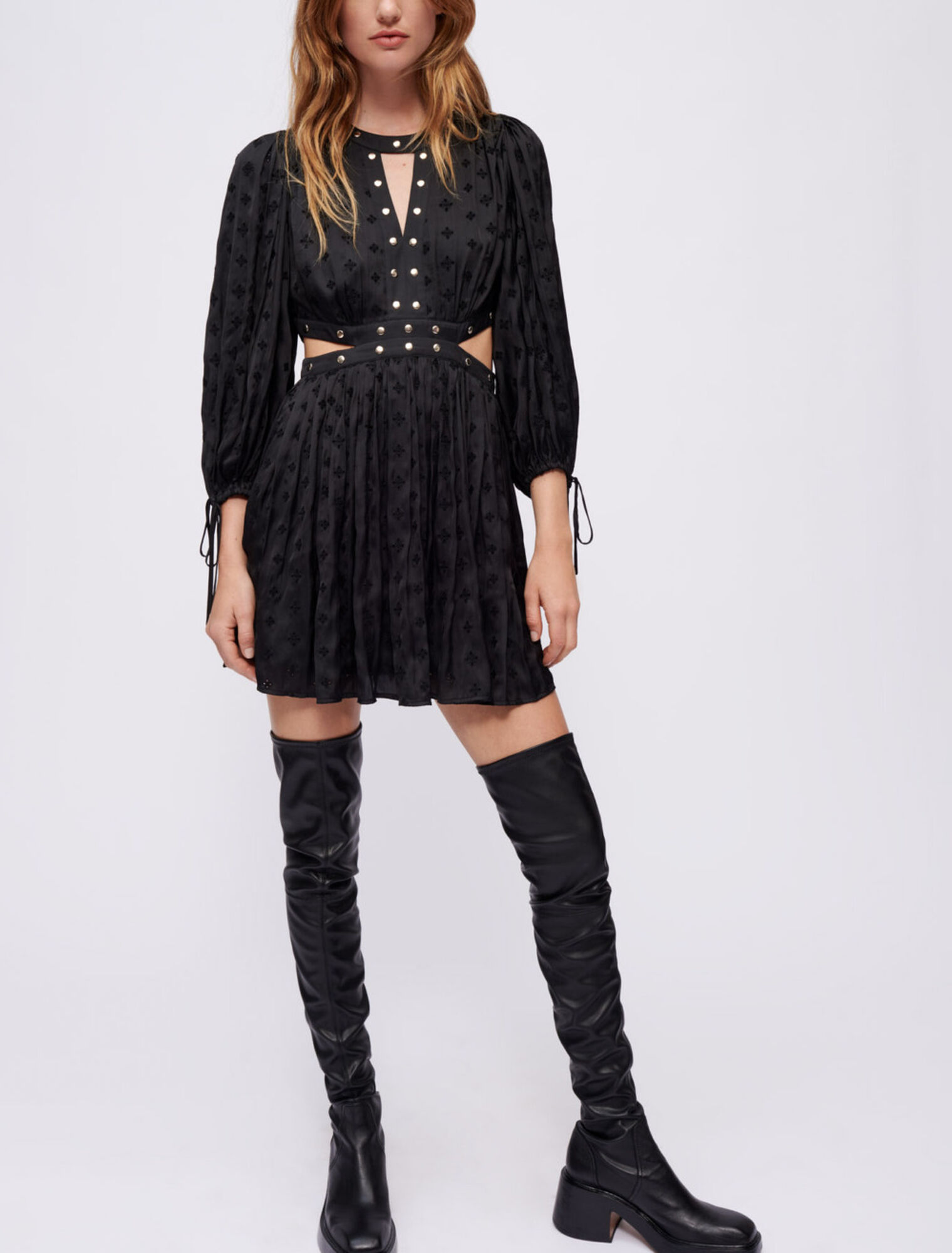Robe en satin brodé à studs