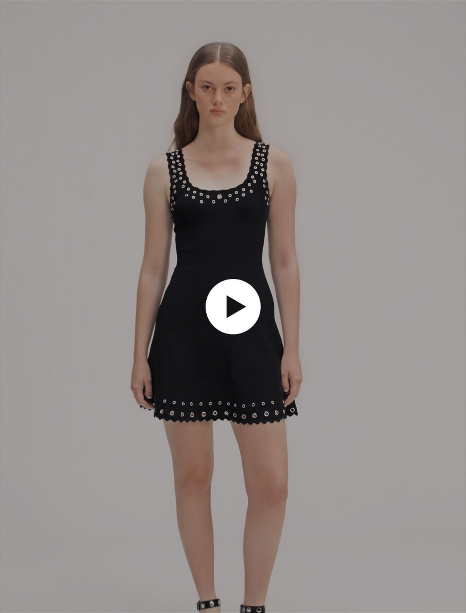 Robe courte en maille à œillets