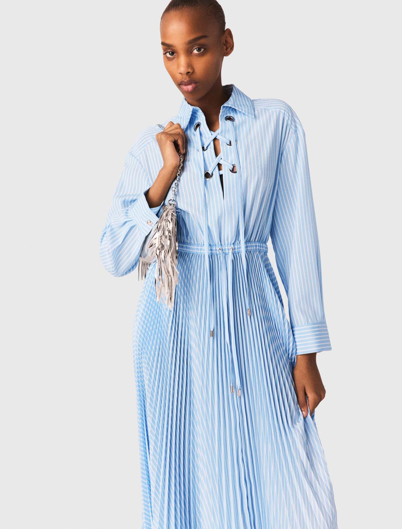 Robe longue pliss&eacute;e &agrave; &oelig;illets