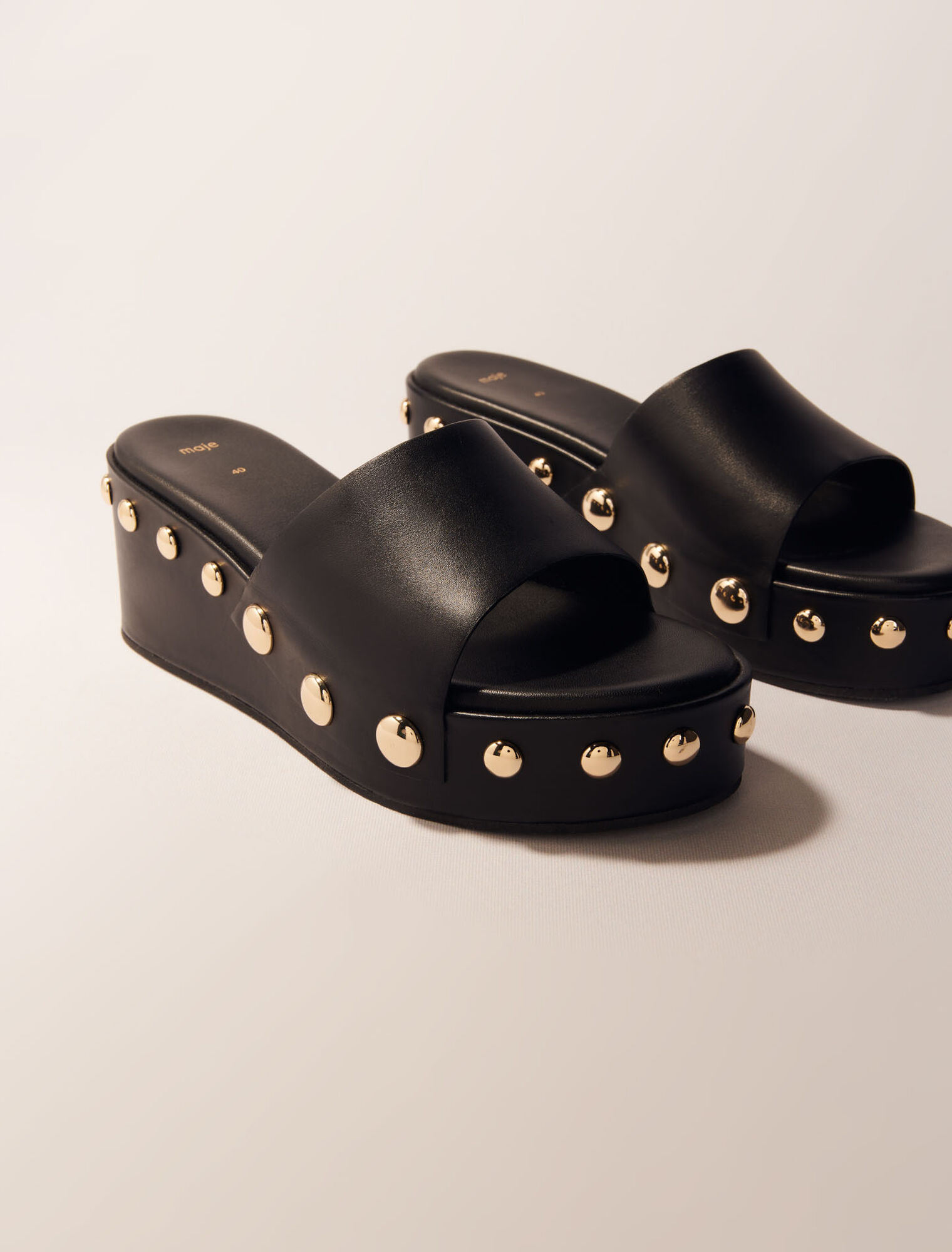 Mules compensées en cuir à studs