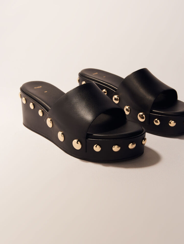 Mules compensées en cuir à studs