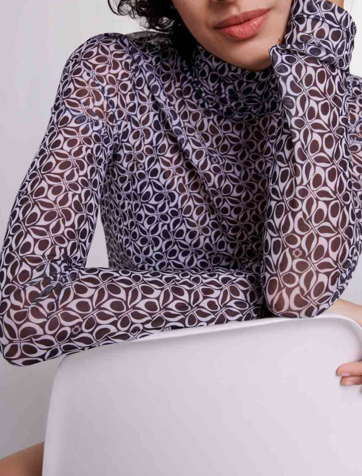 Top semi-transparent à motif