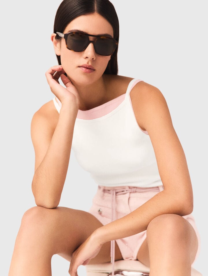 Top &agrave; encolure haute droite