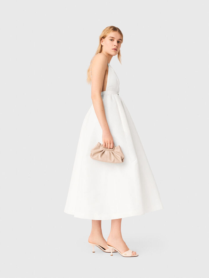 Robe longue en taffetas et bijoux