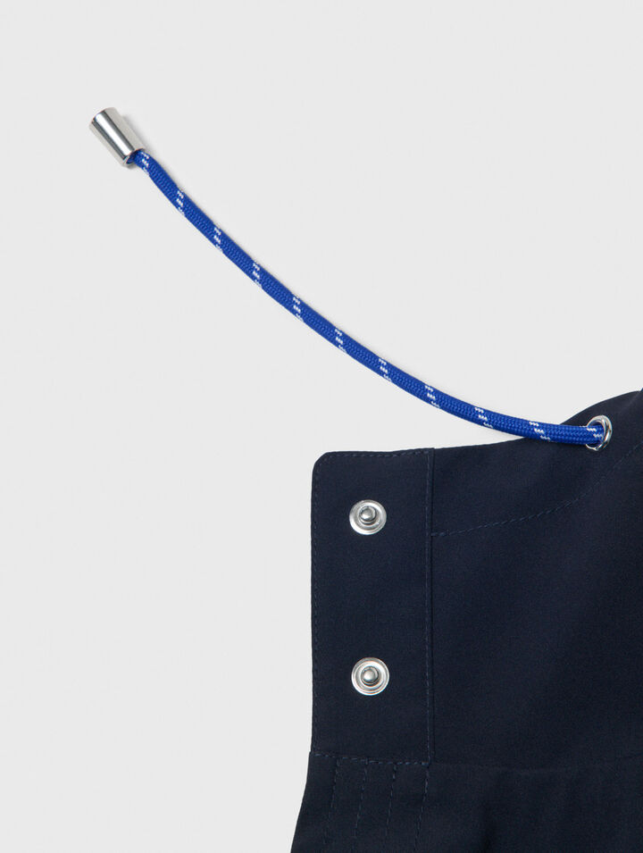 Capuche imperm&eacute;able avec cordons