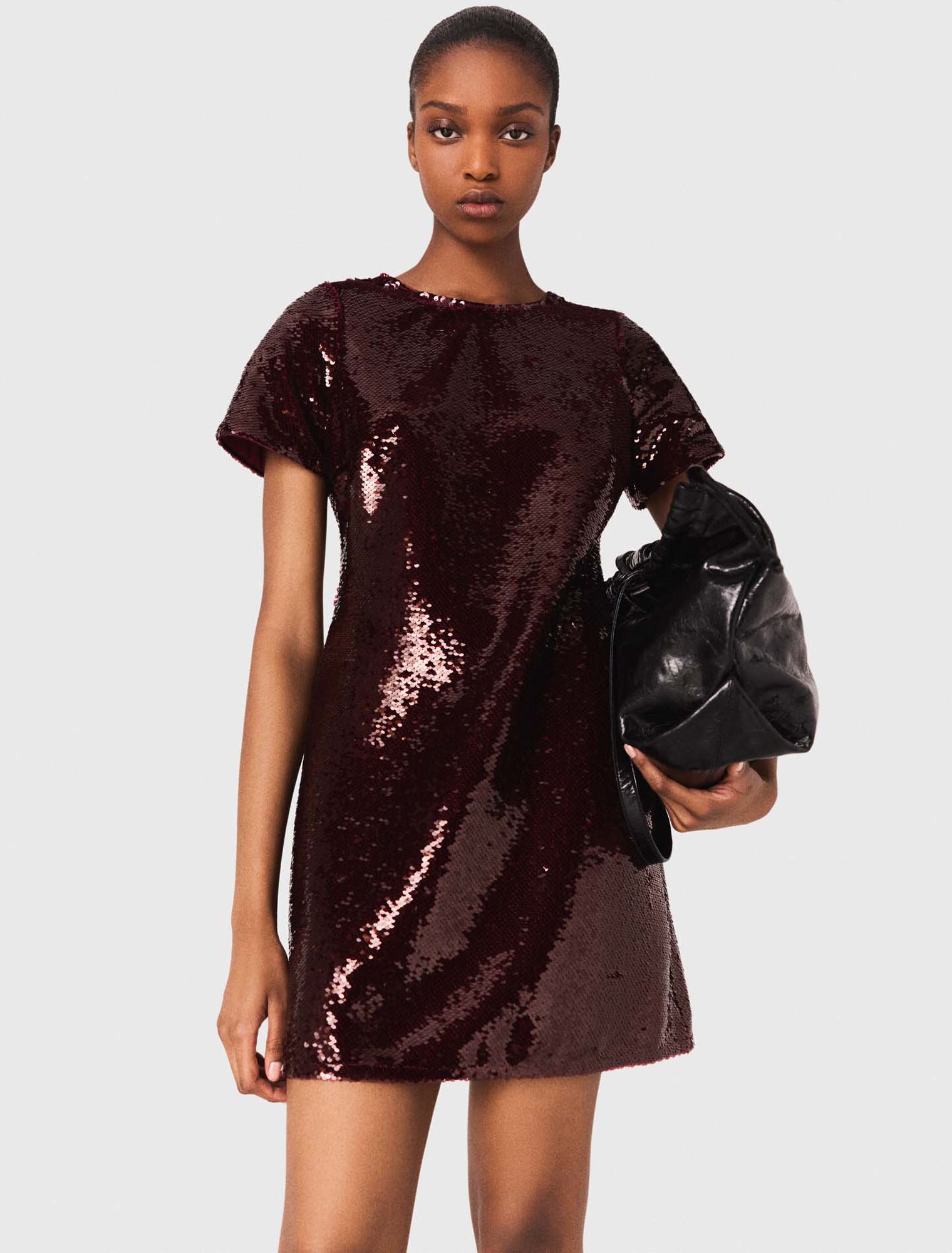 Robe courte brodée de sequins