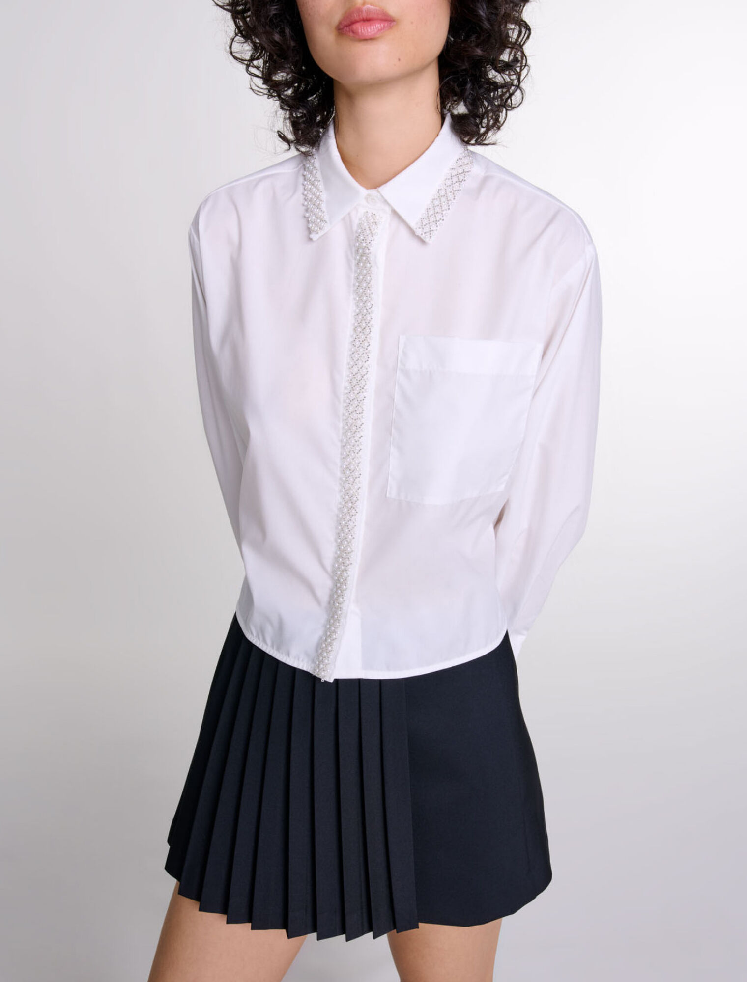 Chemise courte orn&eacute;e de perles