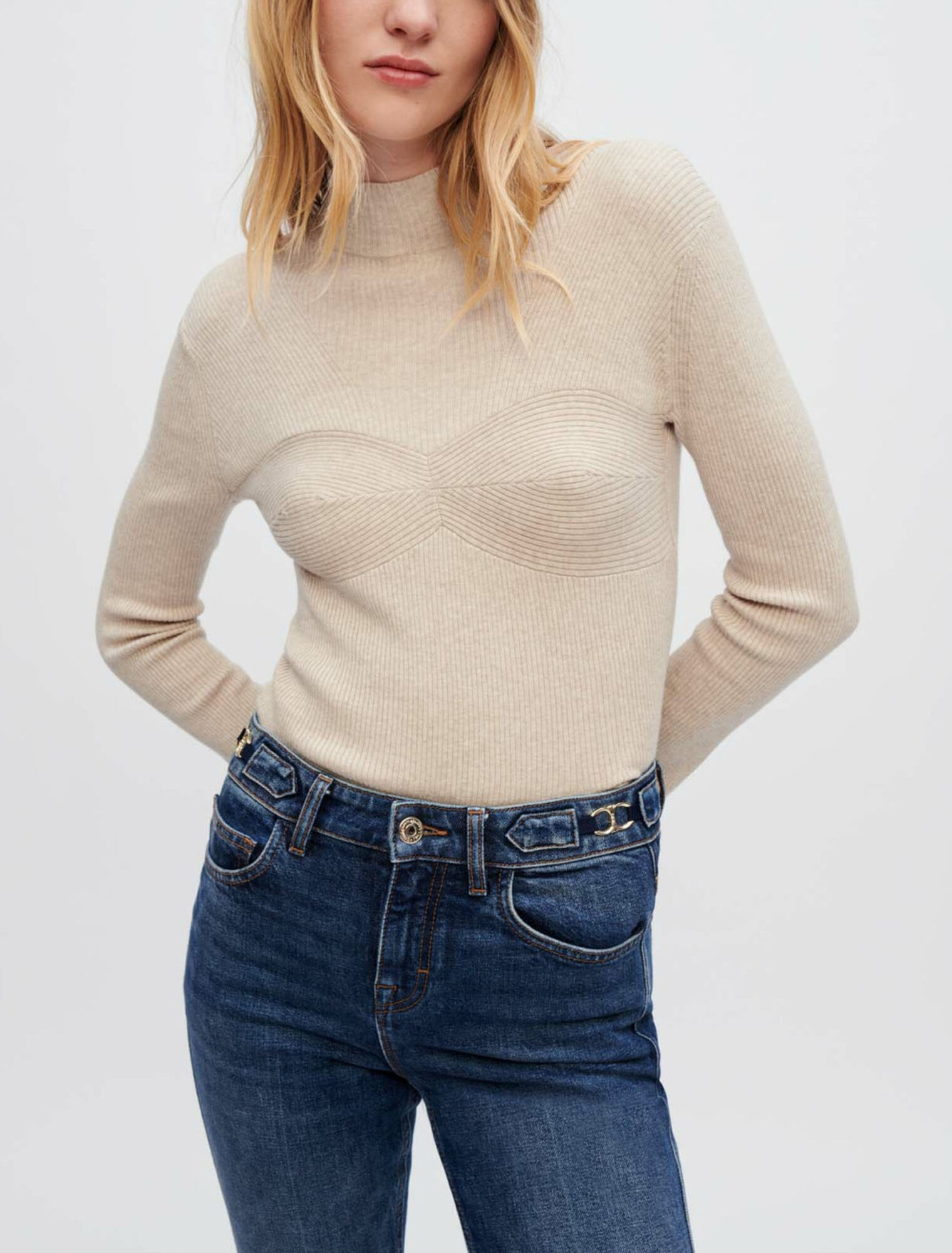 Pull ajusté à découpes