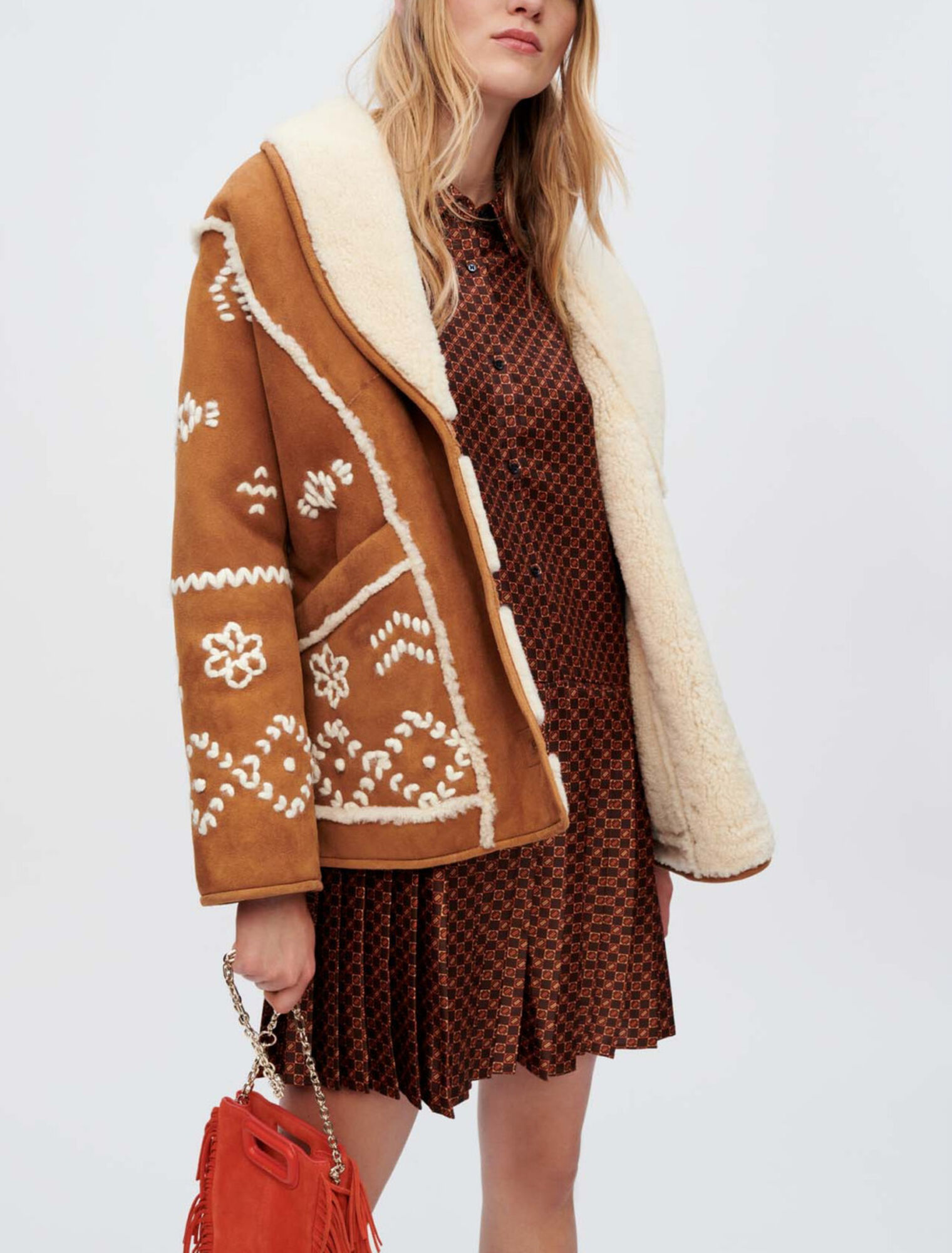 Manteau en peu lainée entièrement brodé