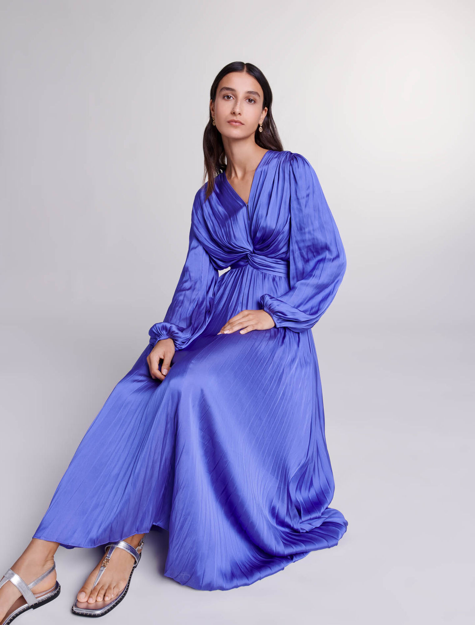 Robe longue satinée drapée