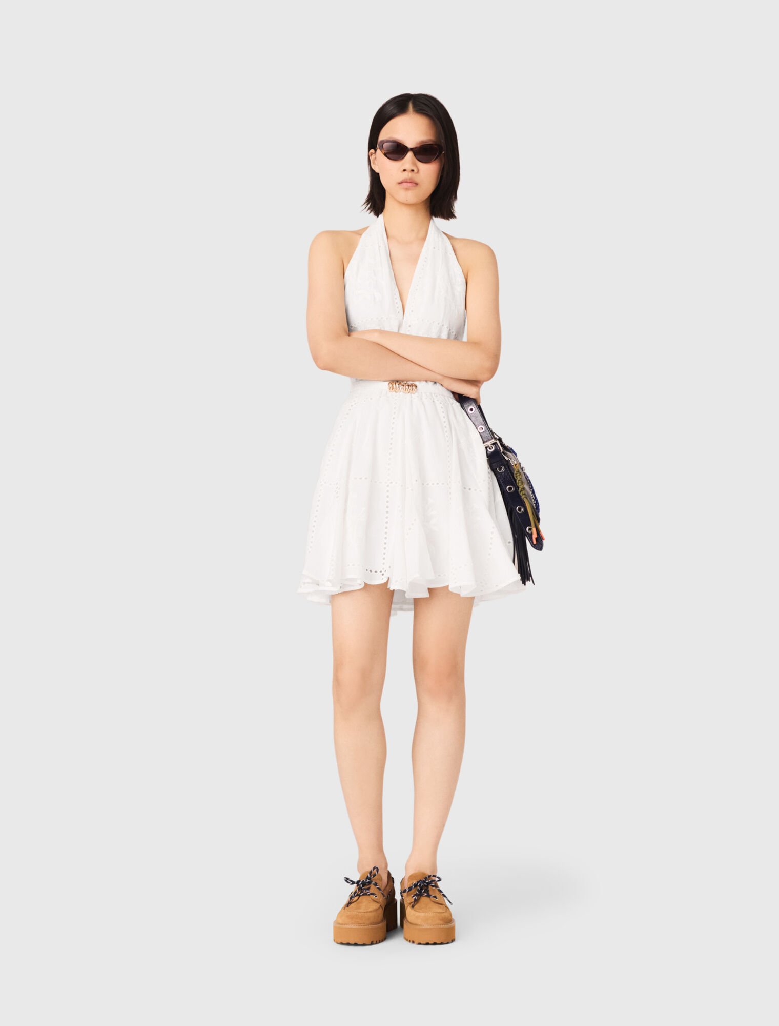 Robe courte brod&eacute;e dos nu