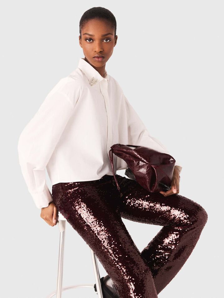 Chemise courte et détails bijoux