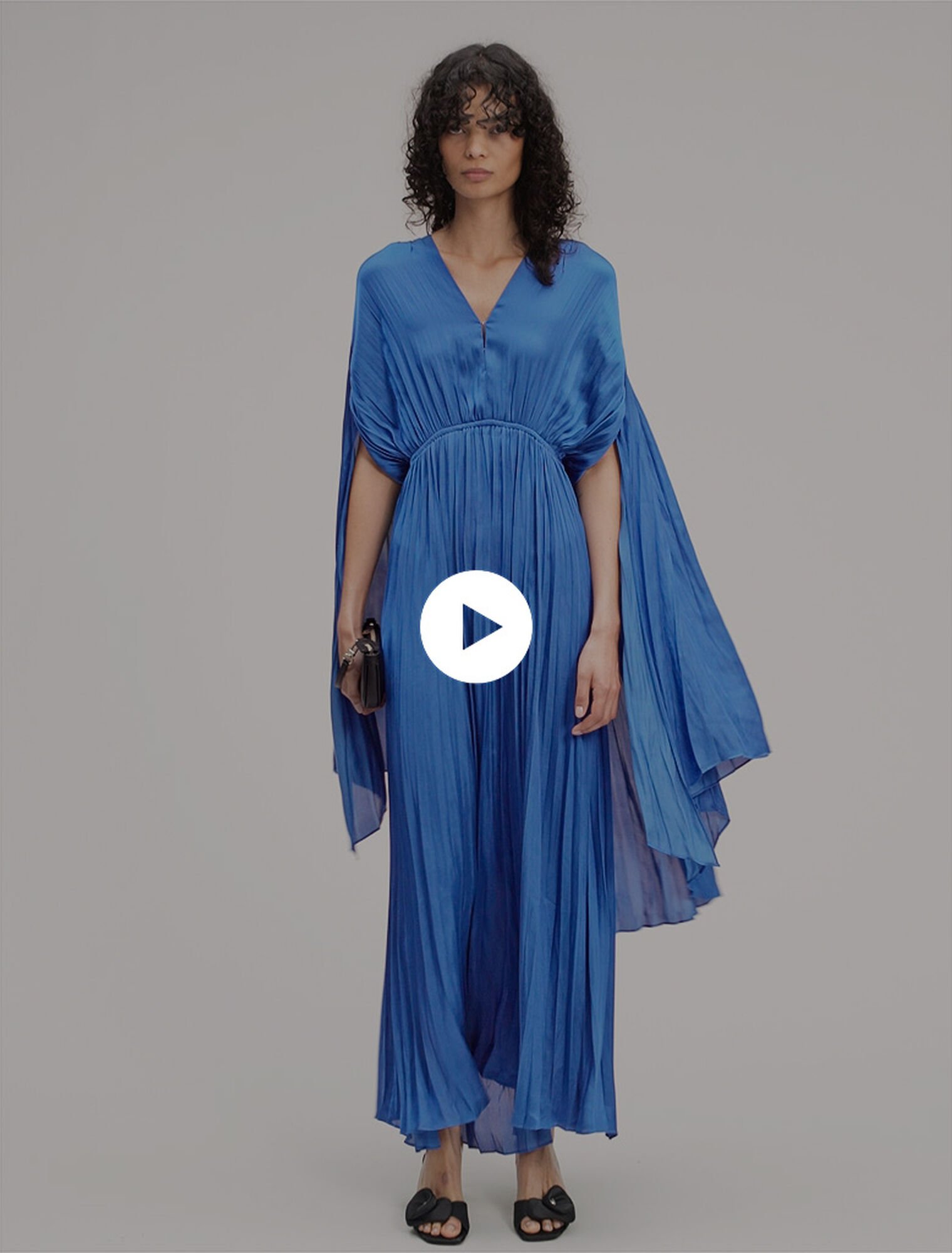 Robe longue à cape satinée plissée