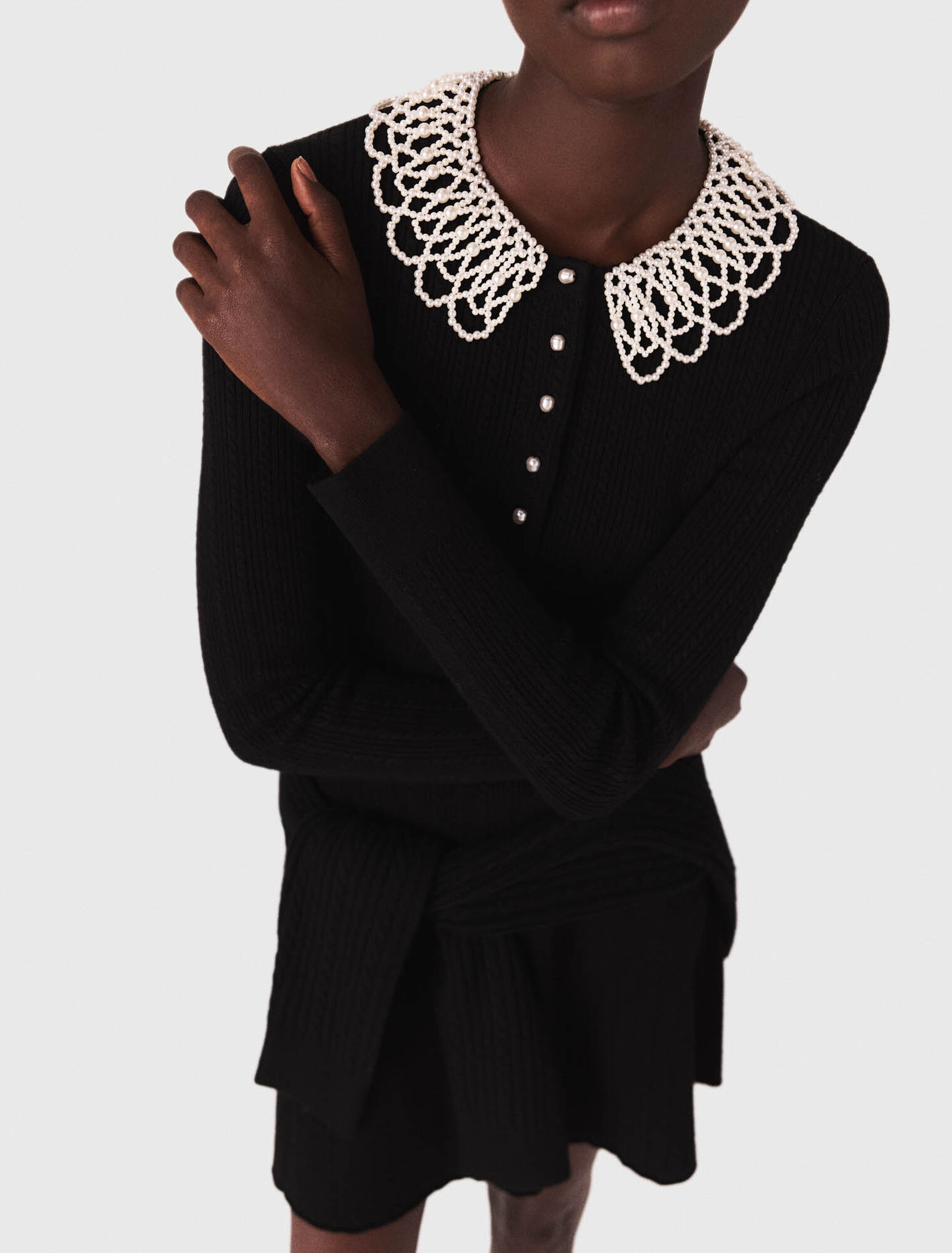 Robe courte en maille à col perlé