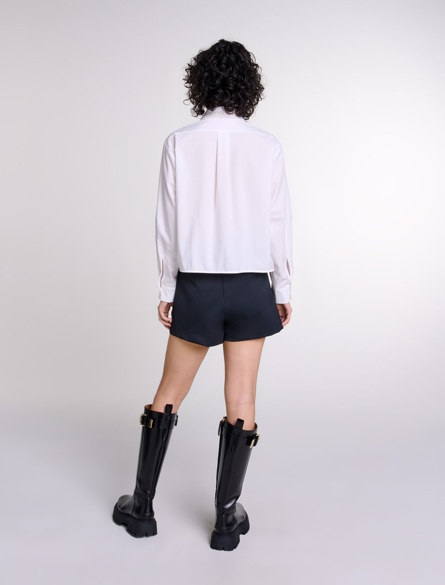 Chemise courte ornée de perles