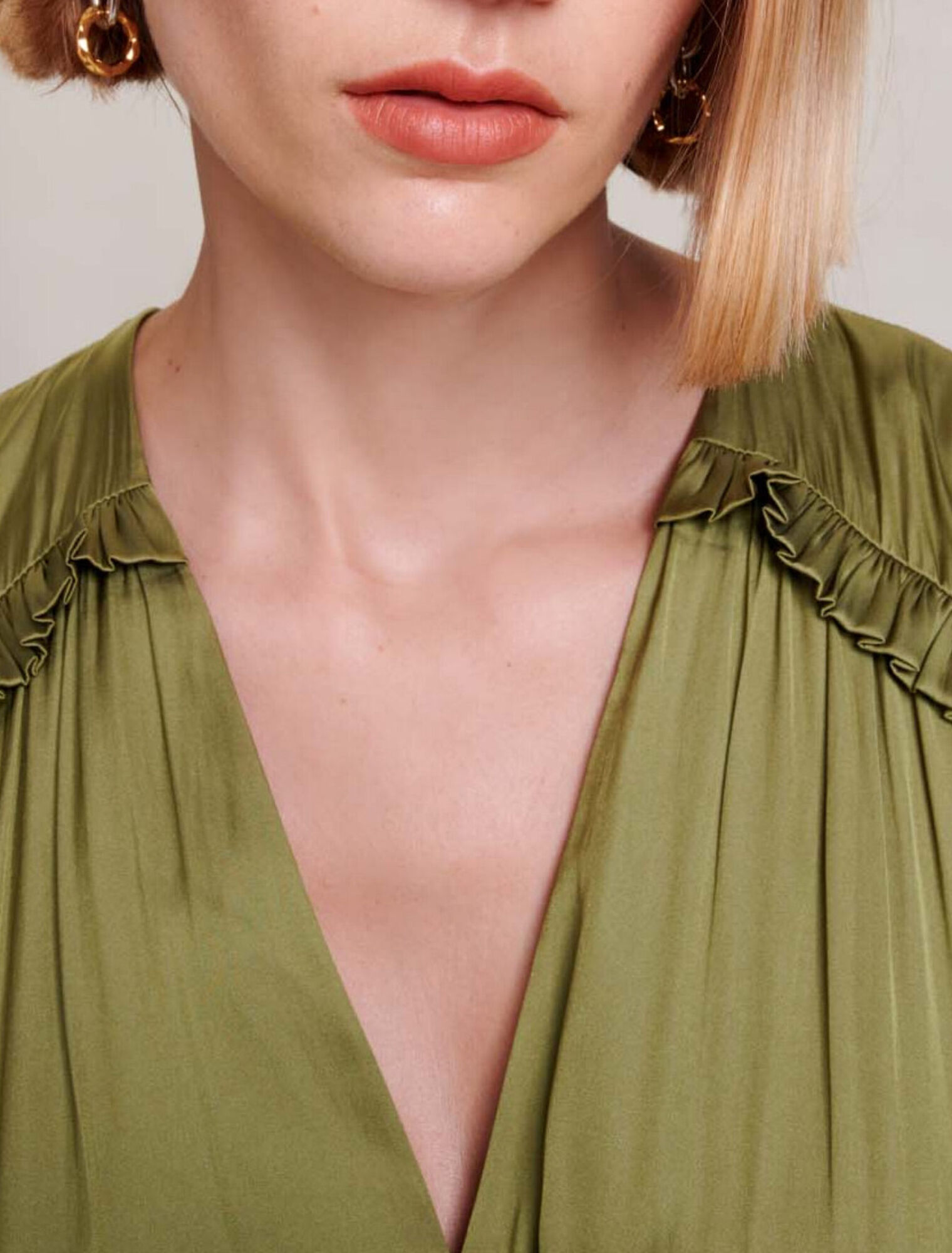 Robe mi- longue satinée volantée