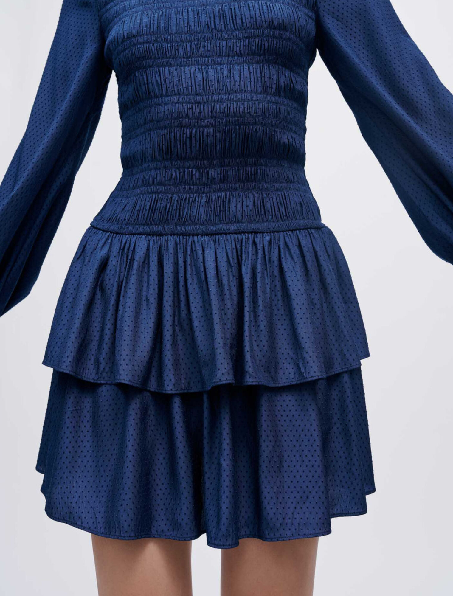 Robe smockée en satin fluide à volants