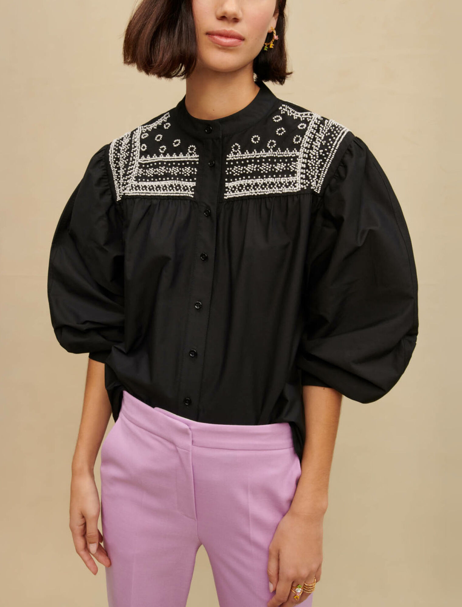 Chemise à détails brodés