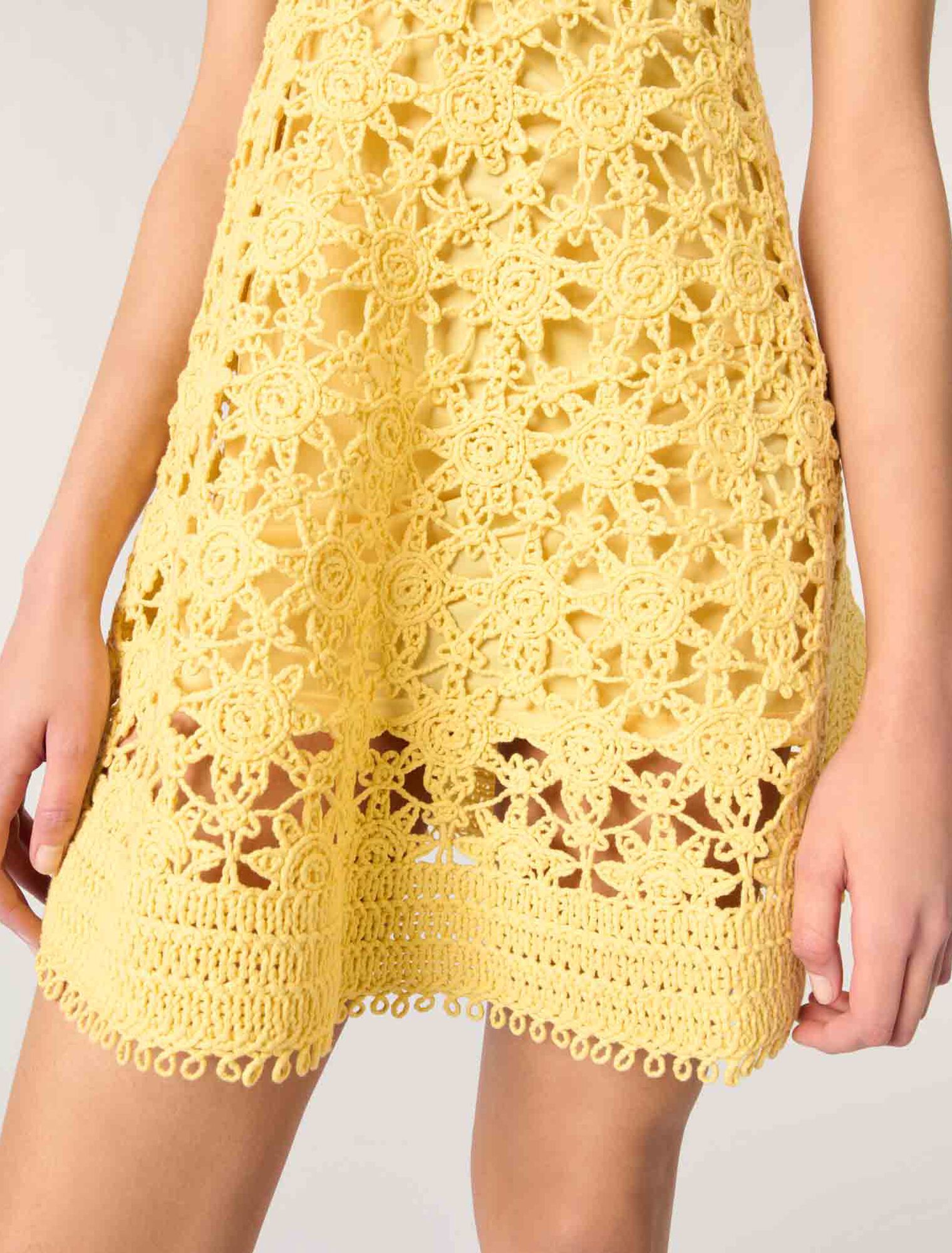 Robe courte à bretelles en crochet