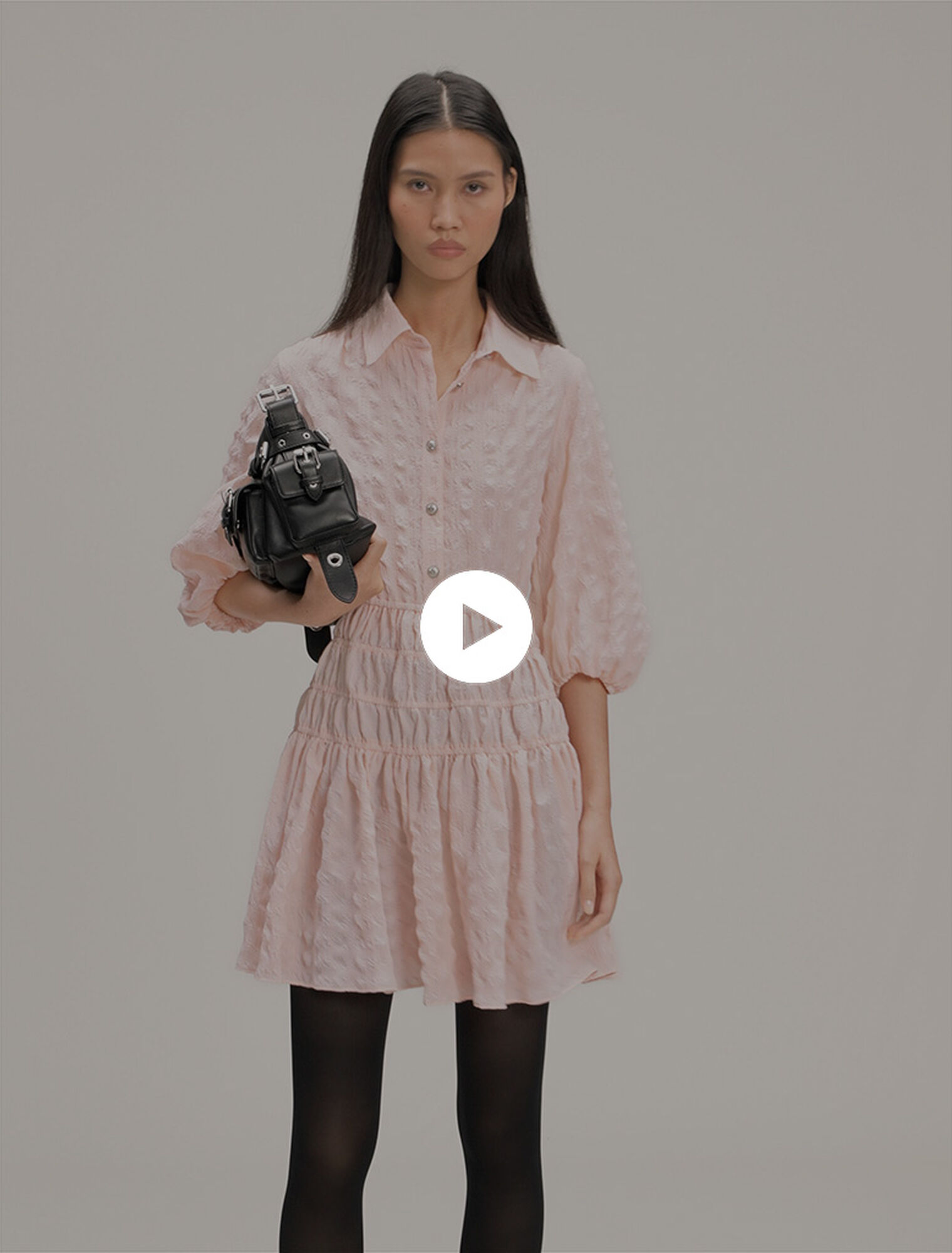 Robe courte plissée satinée 