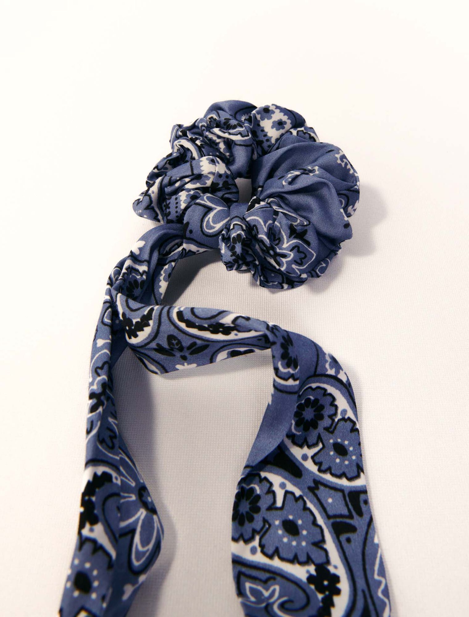 Chouchou avec foulard ruban imprimé