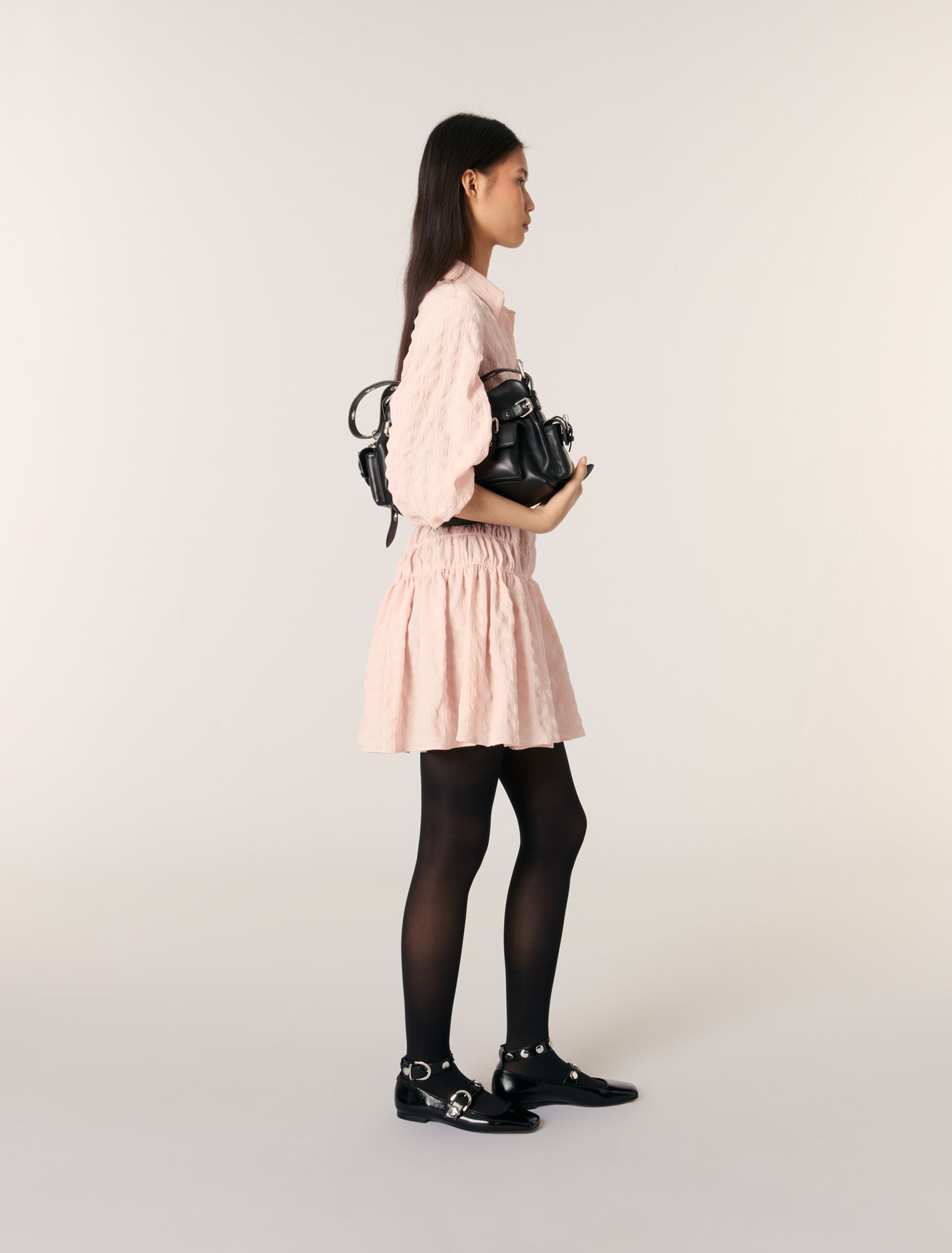 Robe courte plissée satinée 