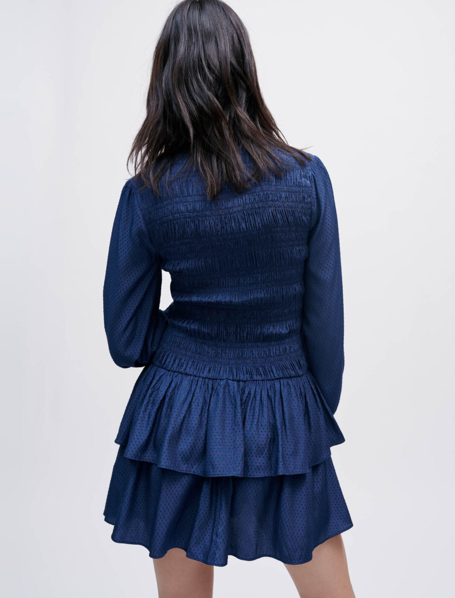 Robe smockée en satin fluide à volants