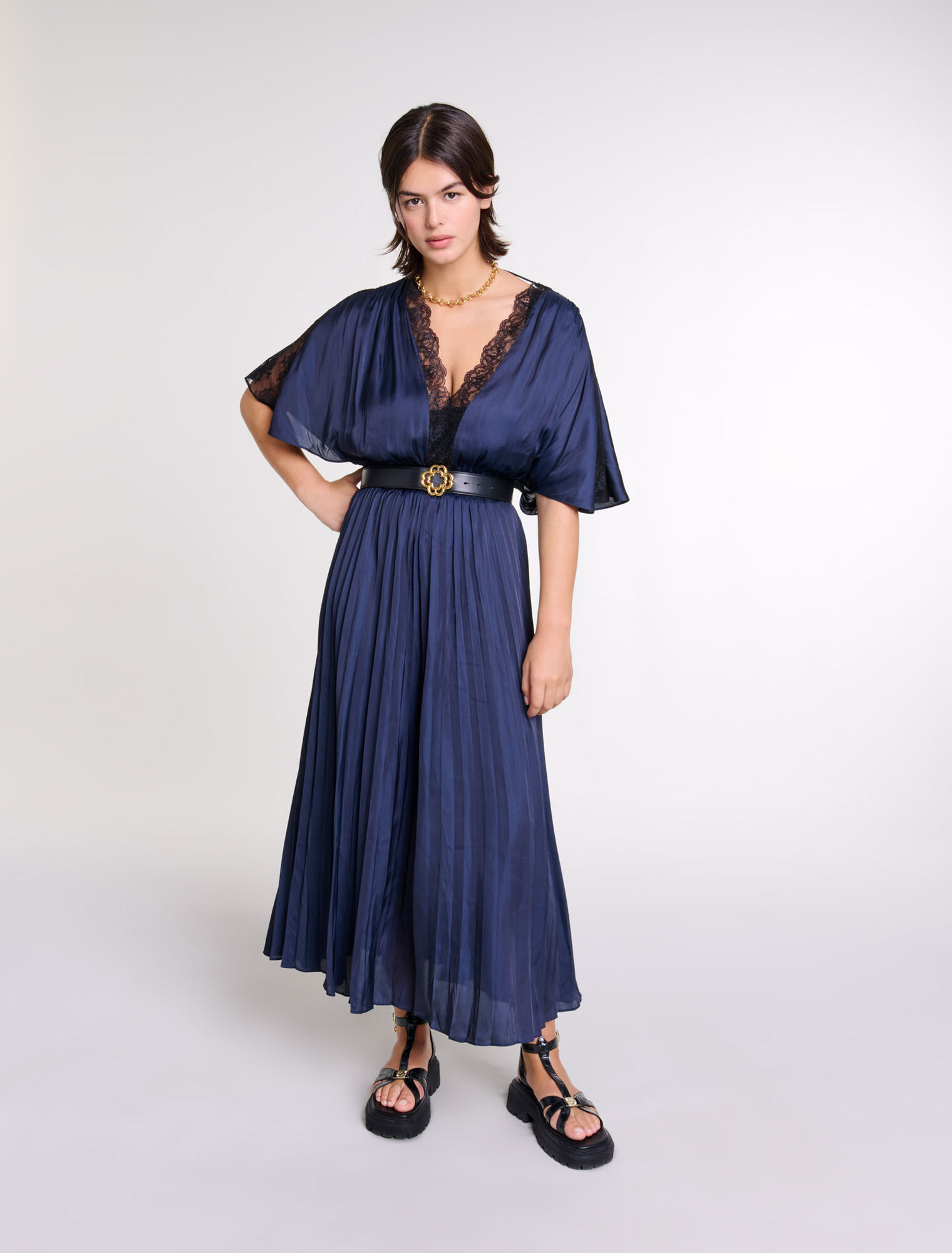 Robe longue plissée avec dentelle