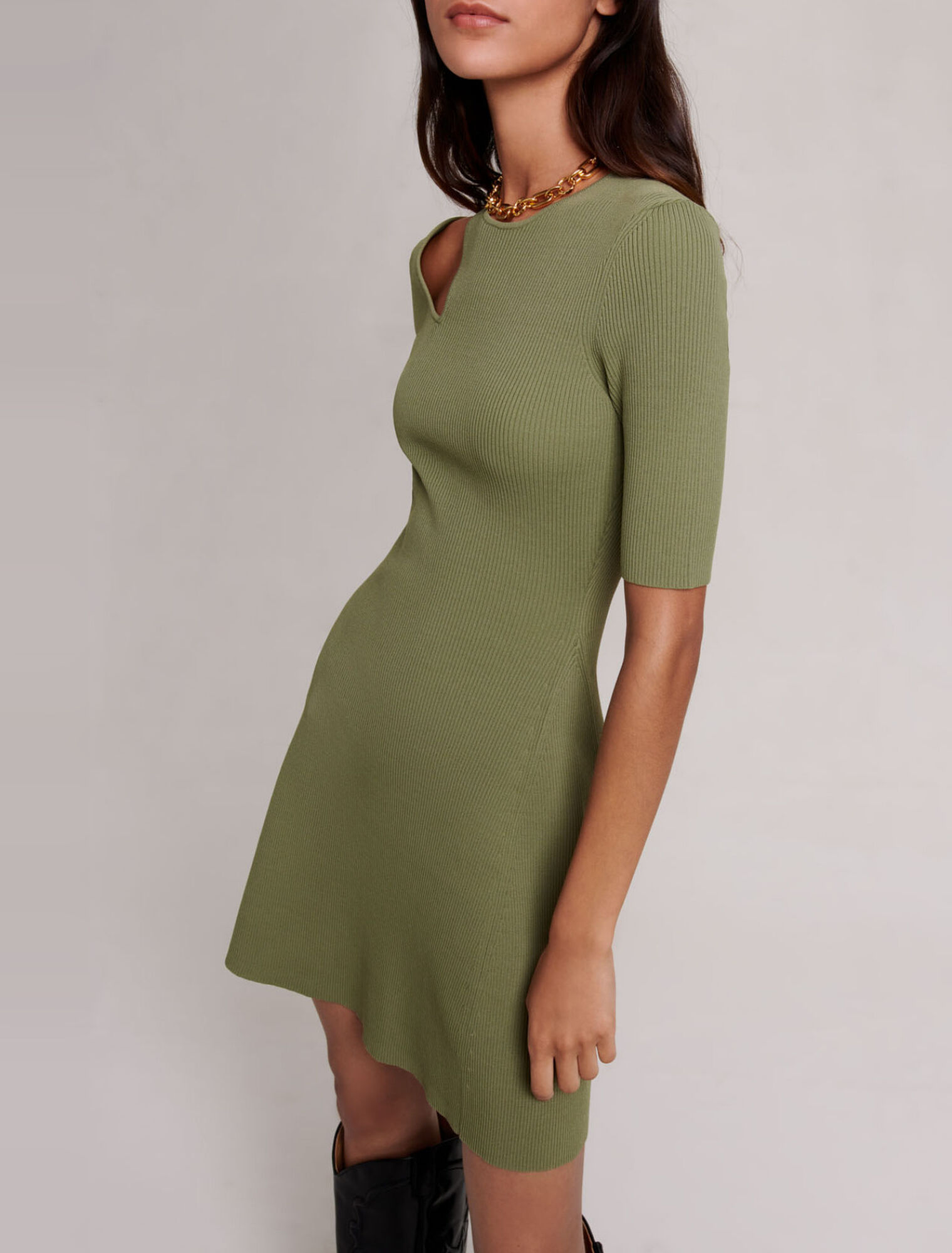 Robe en maille ouverte à l'épaule