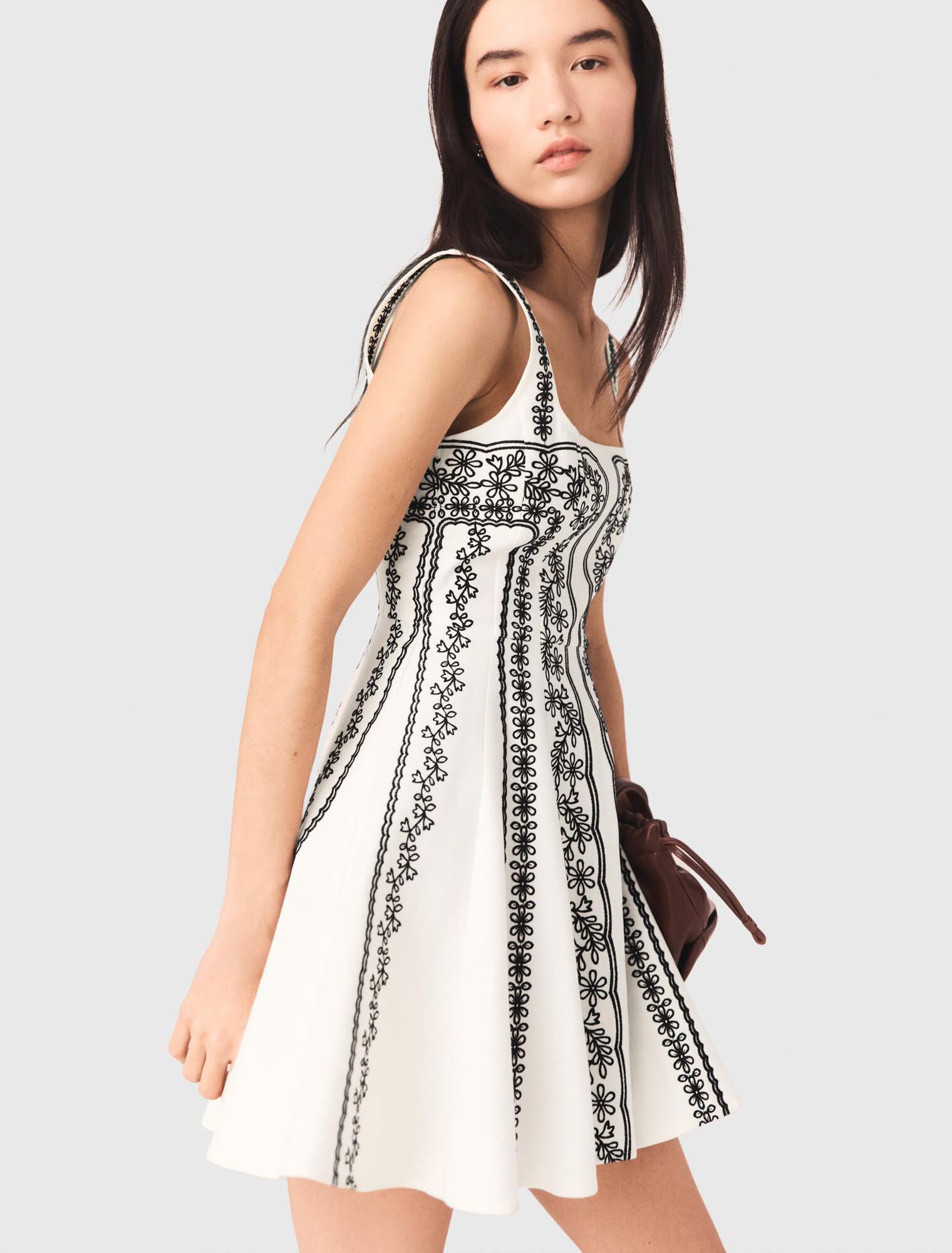 Robe courte brod&eacute;e &agrave; bretelles