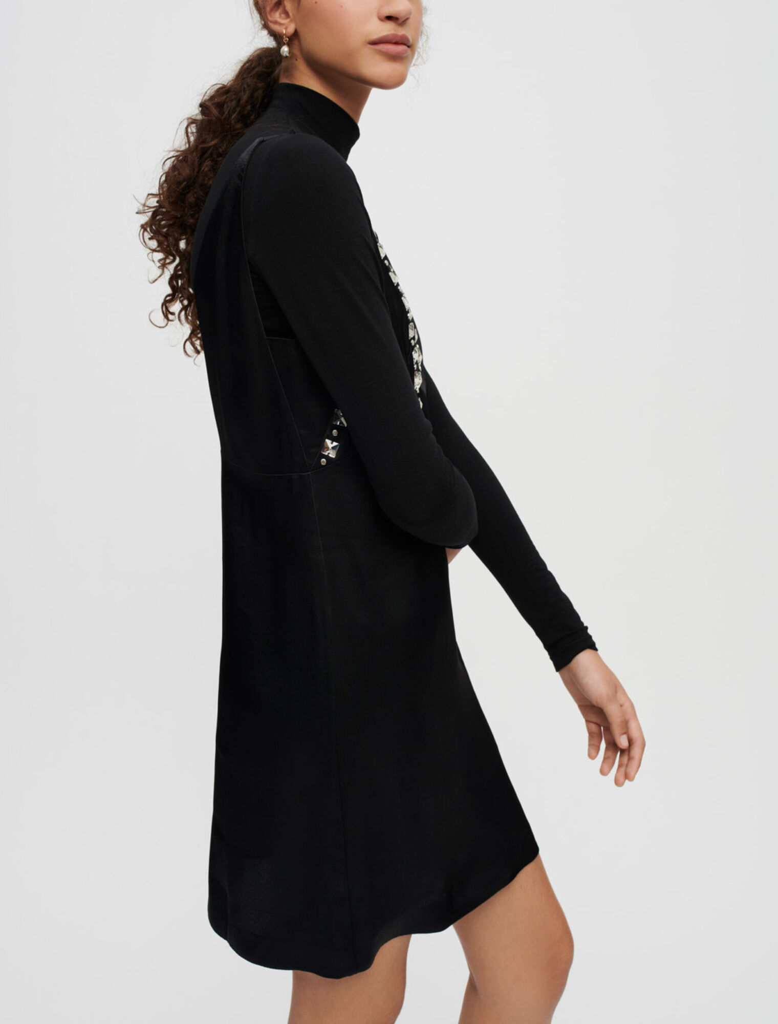 Robe en satin noir à bretelle à bijoux