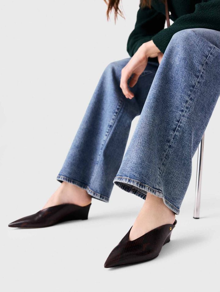 Mules compens&eacute;es en cuir emboss&eacute;